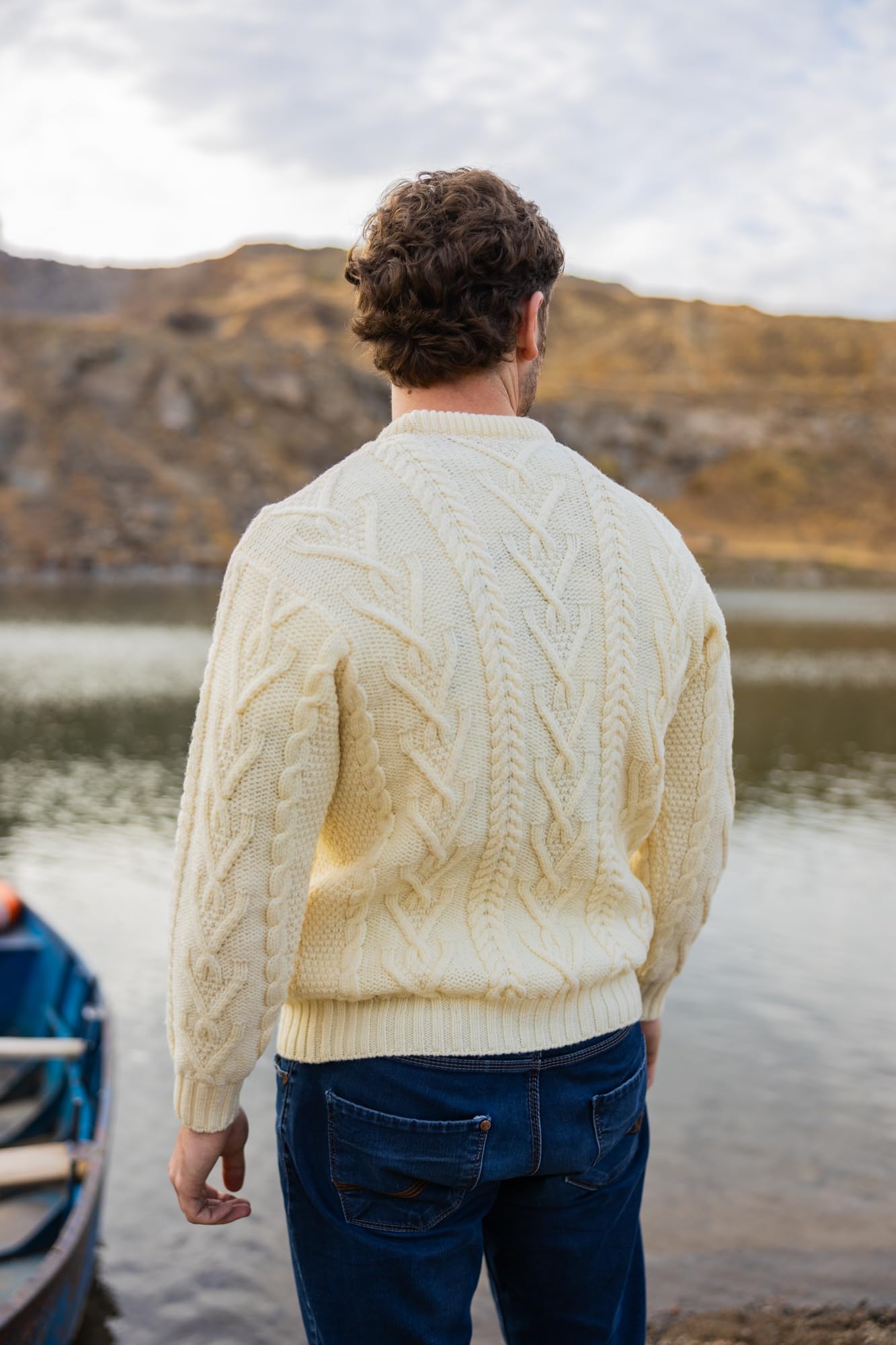 SAOL Traditioneller Herren Aran Pullover mit Rundhalsausschnitt aus 100% Merinowolle Strickjacke, in Natur/Holzkohle/Armeegrün