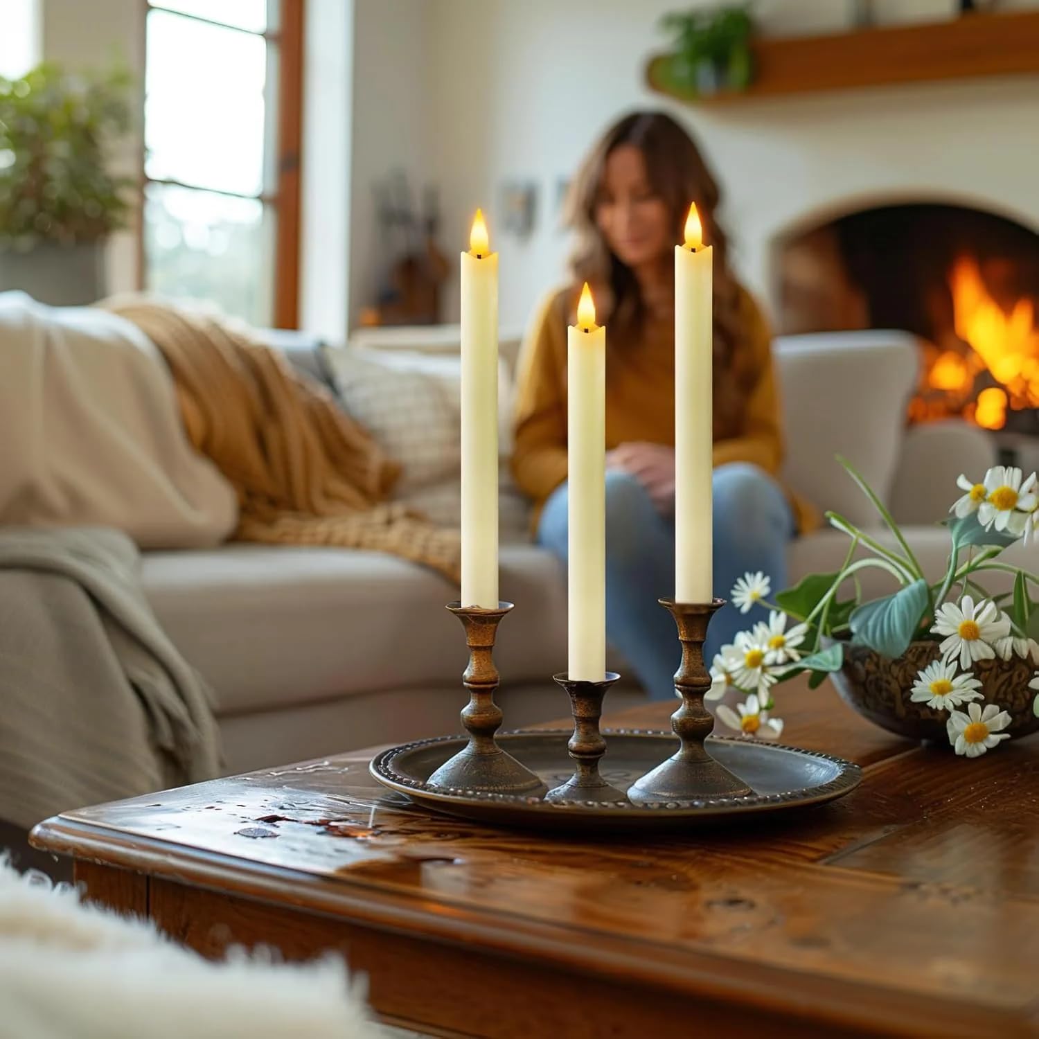 AVEKI Candele coniche ricaricabili senza fiamma, 6 candele LED coniche tremolanti con stazione di ricarica e telecomando, dimmerabili e 4 timer, candela elettronica a pilastro per casa, matrimonio