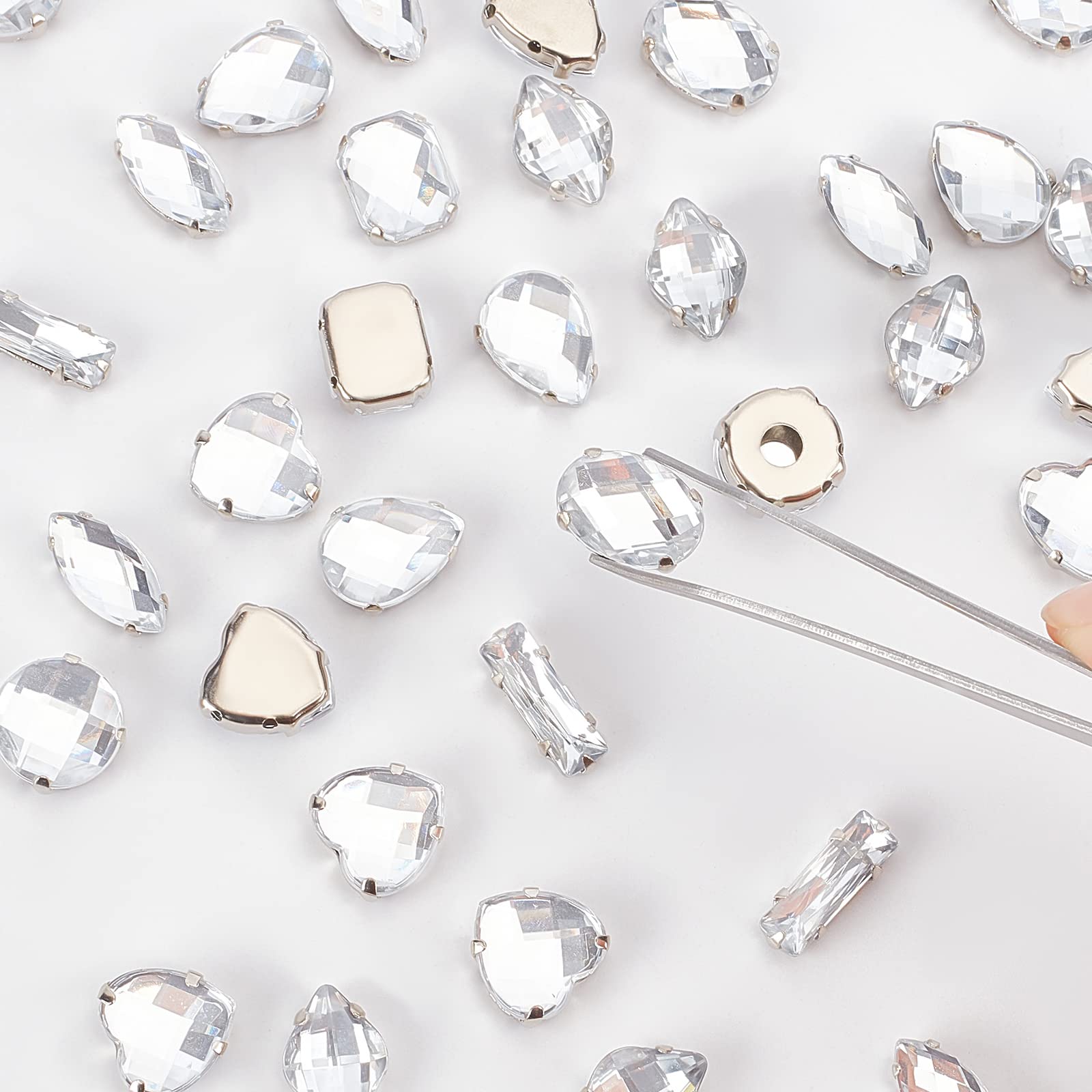 FINGERINSPIRE 140 Pièces Strass à Coudre En Verre - 5 Tailles Cristaux Brillants Avec Griffes Pour Vêtements, Bijoux Et Créations DIY