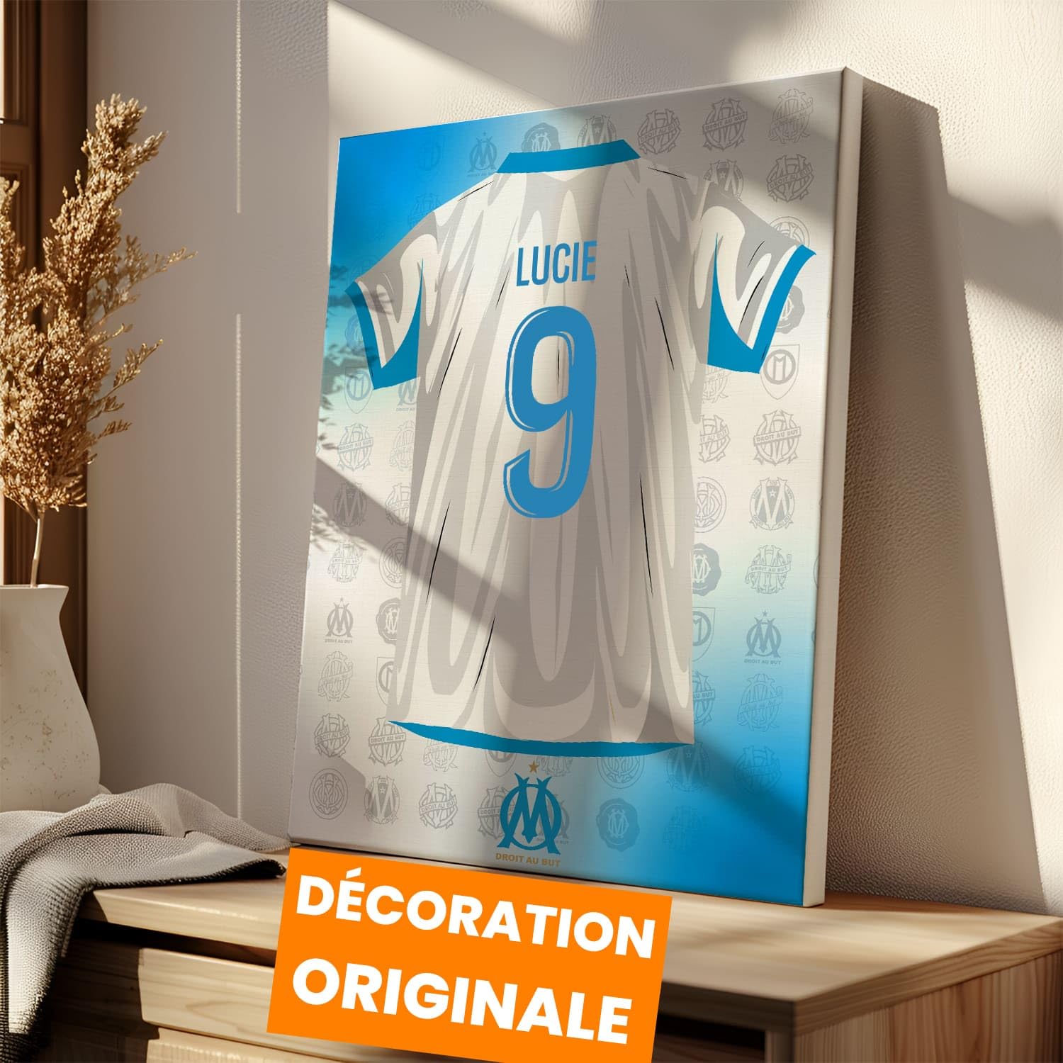 Toile Personnalisable Maillot Olympique de Marseille – 50x40 cm | Prénom & Numéro | Produit Sous Licence Officielle OM | Cadeau Supporter Foot – Décoration Murale “Droit au But” | Fabriqué en France