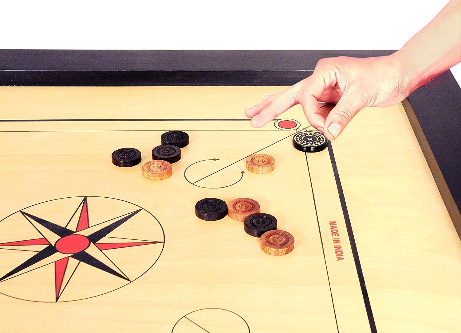 KRUM Planche de carrom de qualité supérieure de 66 cm avec pli blanc, bordure de 6,3 cm – Comprend des pièces de carrom, un bâton et de la poudre | Jeu de carrom pour une expérience de jeu ultime