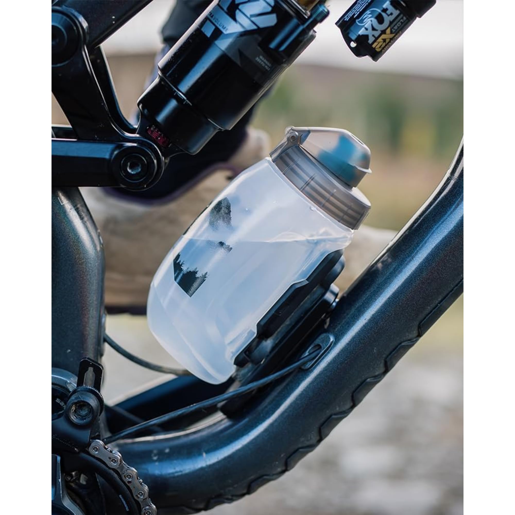 Peaty's Fidlock Lockin, borraccia magnetica da 450 ml per bicicletta, con supporto, accessori per mountain bike e ciclismo, alternativa di alta qualità alla gabbia, torsione e rilascio, trasparente