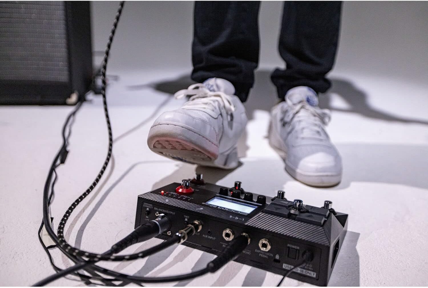 Zoom B2 Four Bass Multi-effects Processor with 104 Effects, Zoom AD-16 Power Supply, 20' XLR Cable, 2x 25' Instrument Cables and StreamEye Polishing Cloth