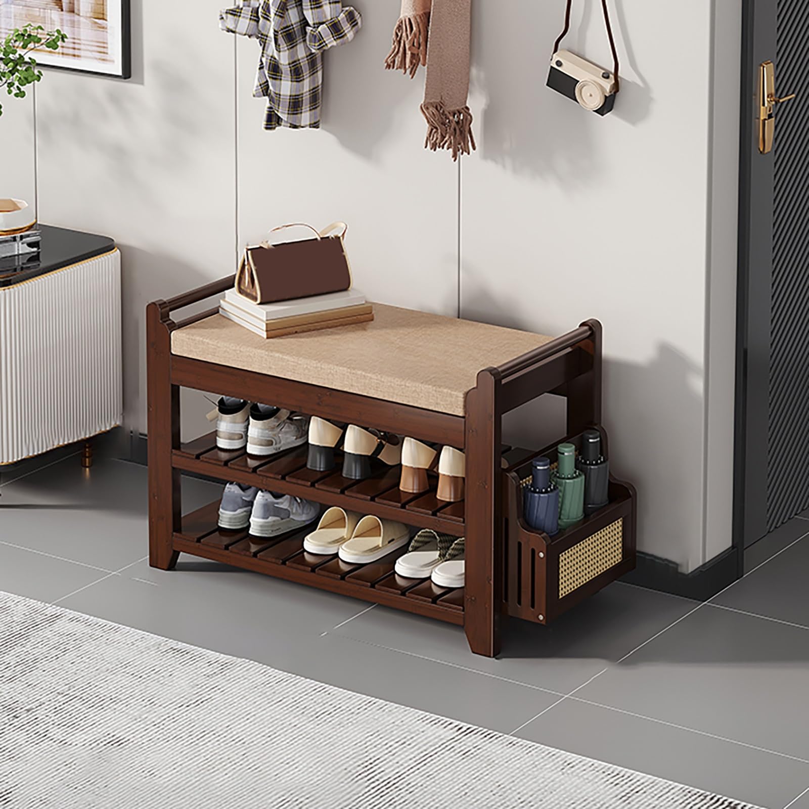 Banc à chaussures en bois pour finir le désordre avec ce meuble de rangement d'entrée