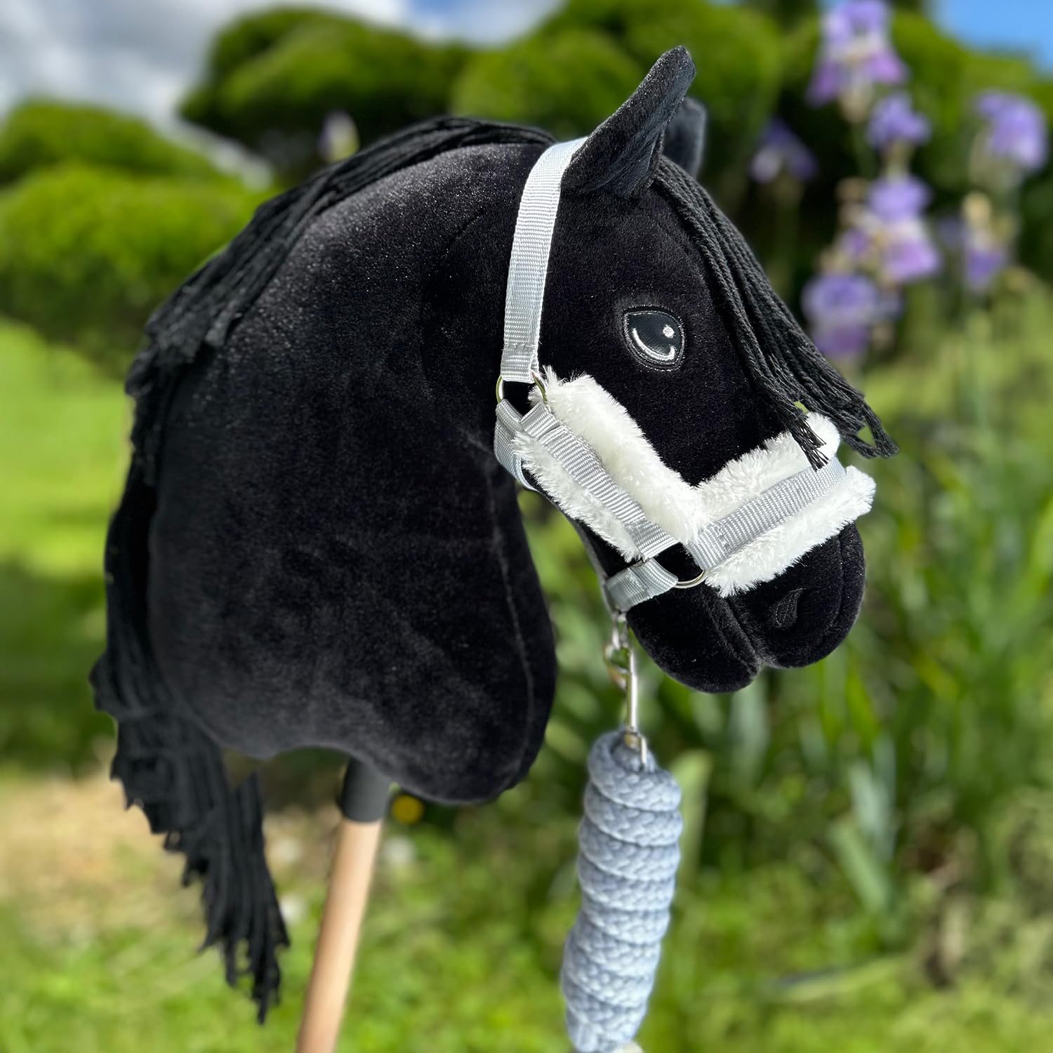 Set de Accesorios para Hobby Horse – Cabestro con Forro de Peluche Gris, Cuerda de conducción y Gorro antimoscas Gris y Blanco para Hobby Horsing – Compatible con Caballos de Palo tamaño A4 y A3
