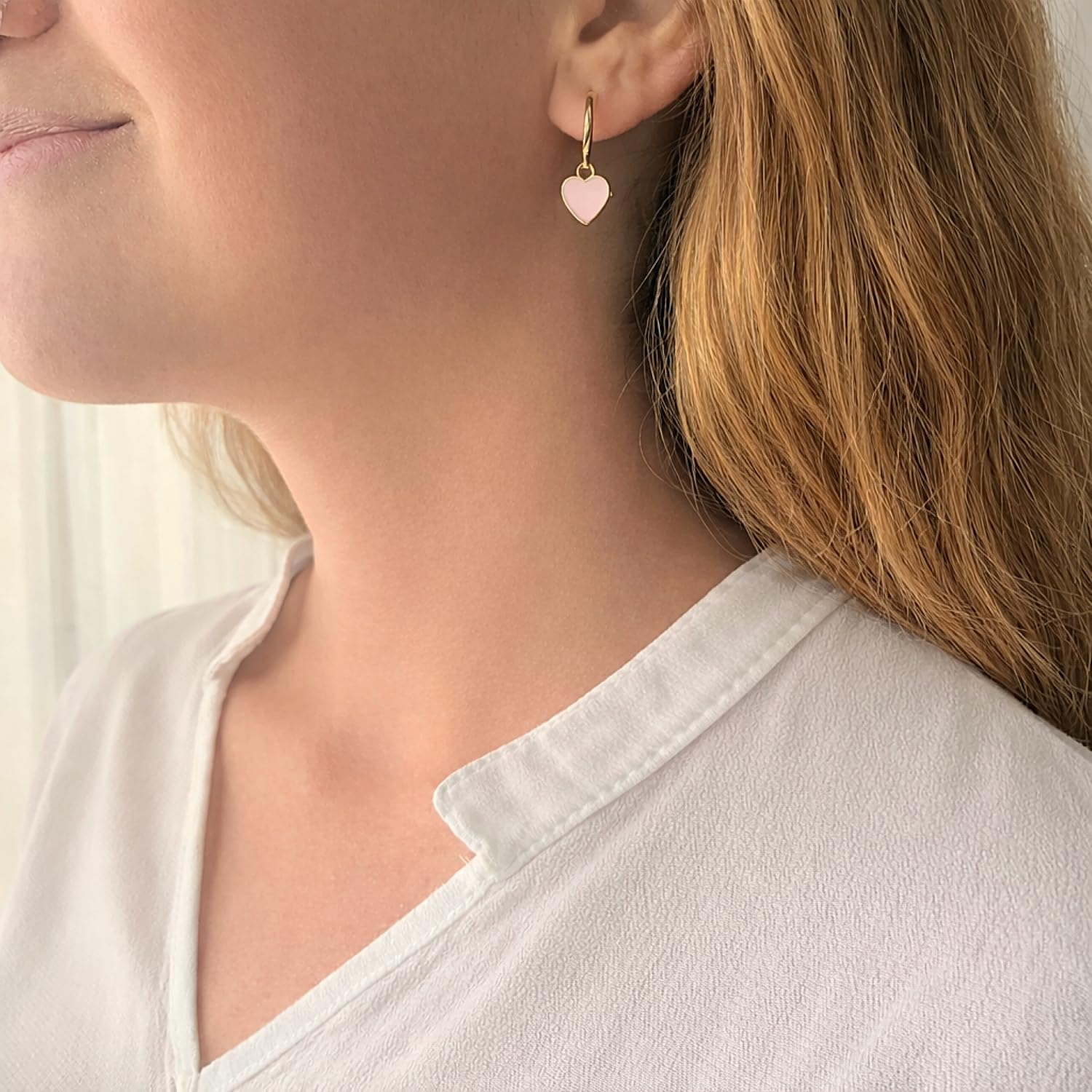 Petites Créoles Dorées Plaquées Or 14K avec Cœurs Rouges ou Roses – Boucles d’Oreilles Légères Femme – Bijou Romantique Élégant – Idée Cadeau Saint-Valentin Anniversaire – ASTER ALHELÍ
