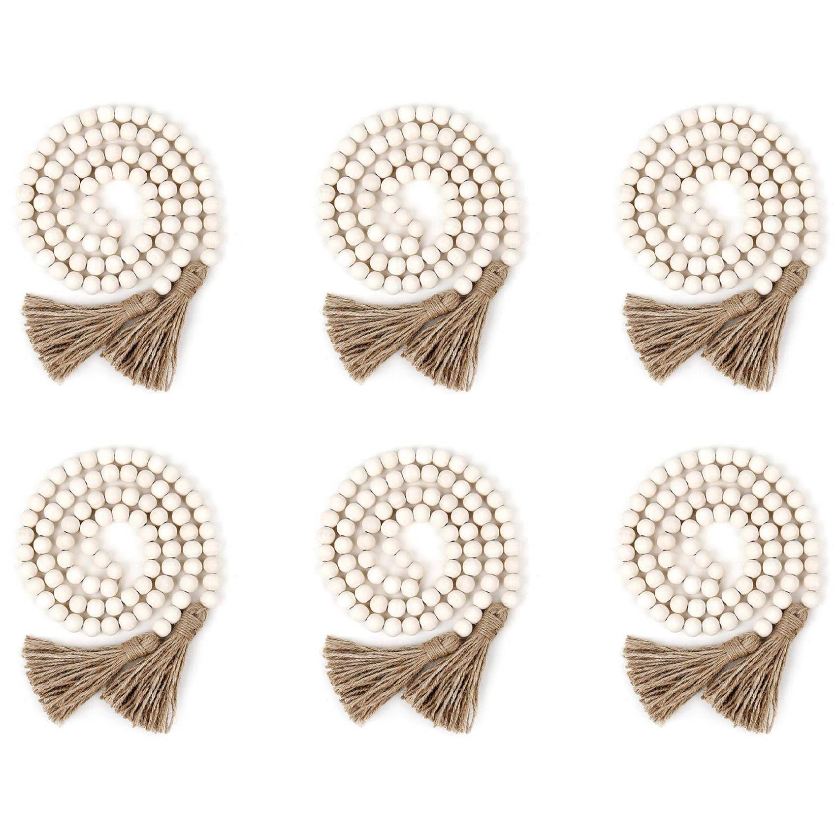 Perles en bois pour réchauffer un mur blanc style boho rustique
