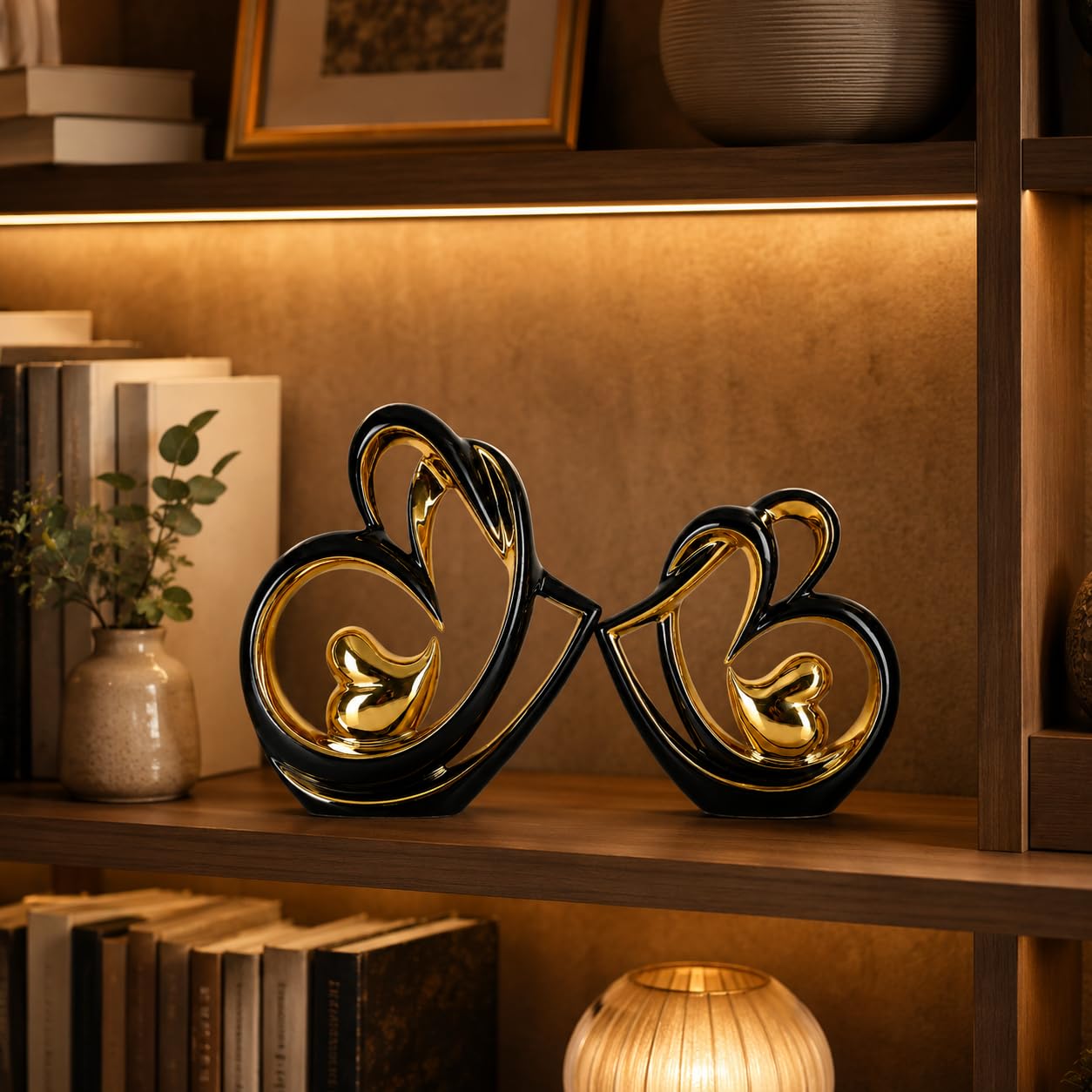 DOVDOV Statue en céramique double cœur noir et or, sculpture d'amour moderne avec design creux abstrait, figurine décorative pour couple, salon, chambre, bureau, mariage