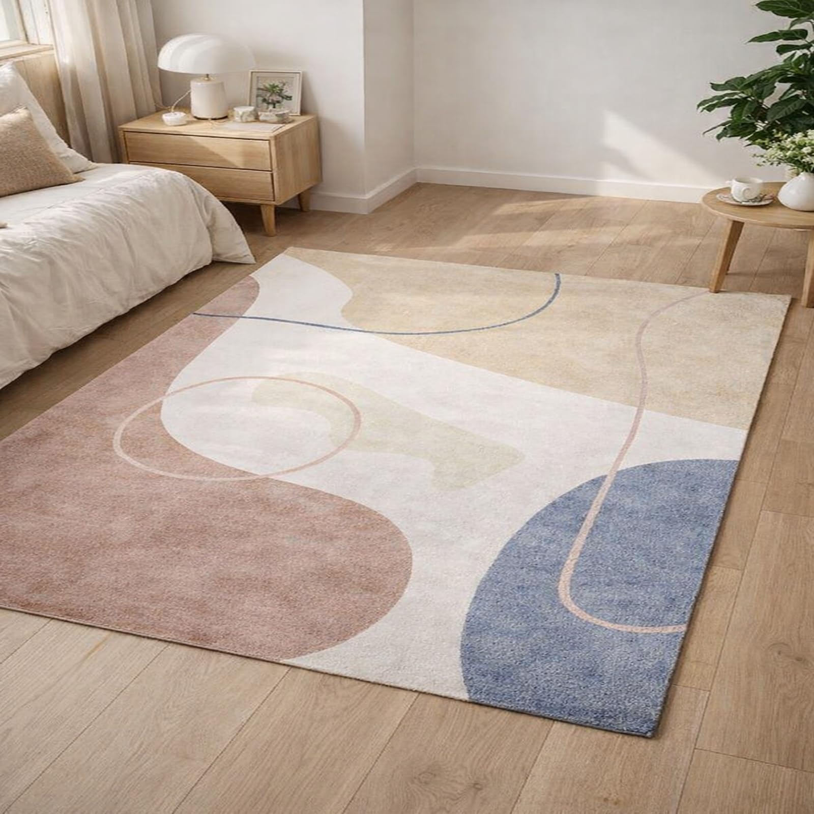 Grand tapis de séjour abstrait moderne multicolore devant un canapé design
