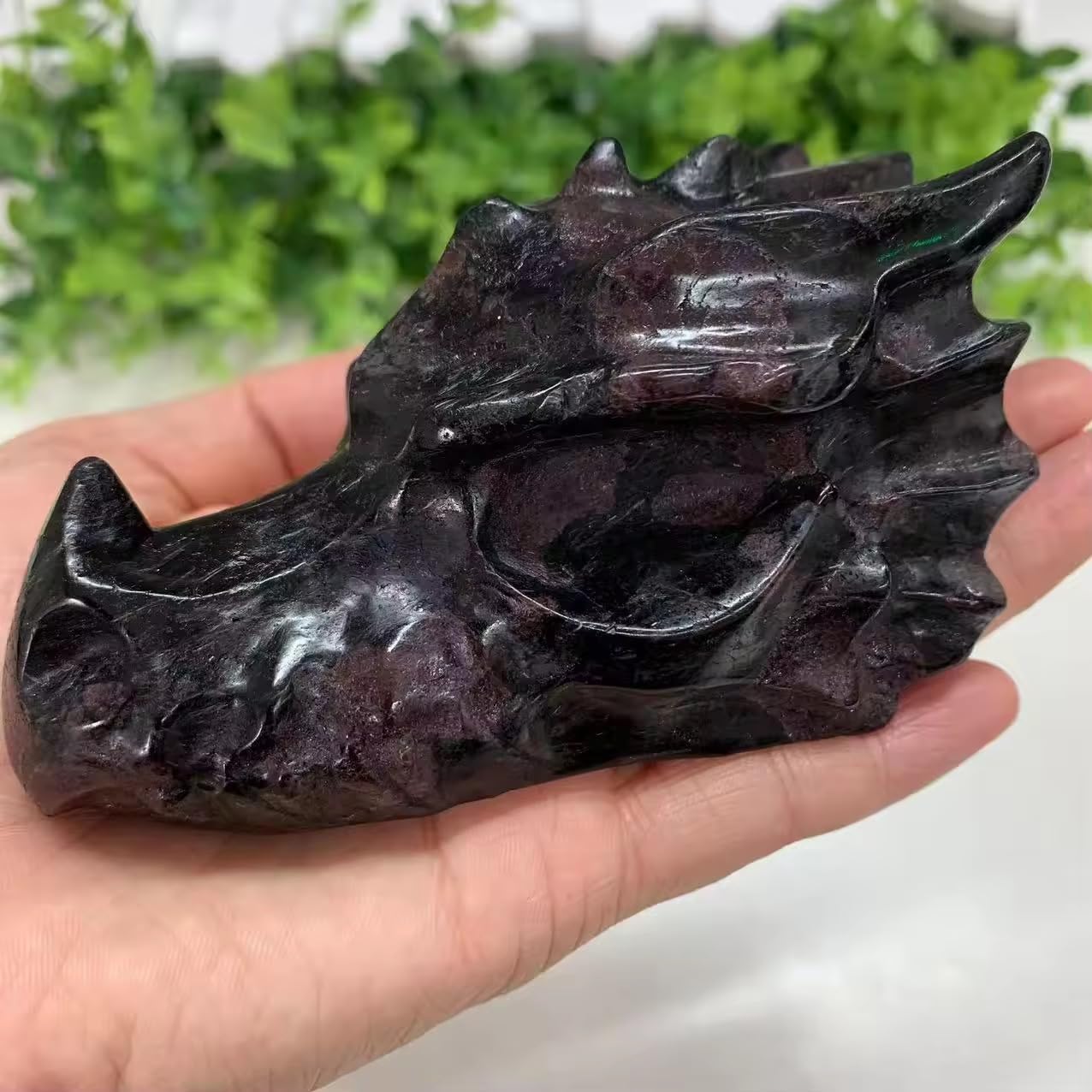 Garnet Stone Dragon Head Crystal Carving, Hand-Carved Feng Shui Crystal Dragon Skull Sculpture, Natural Crystal Home Office Desk Decor, Good Luck & Protection Ornament (Length 10cm)