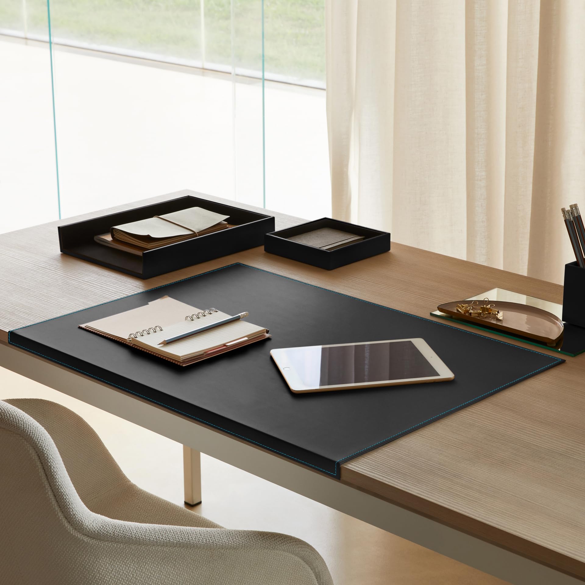 Eglooh - Calliope Deluxe - Schreibtischunterlage Leder Schwarz mit Kantenschutz cm 70x50 - Gewinkelte Schreibunterlage mit Aufbau aus Stahl, blaue Nähten und rutschfester Boden - Made in Italy