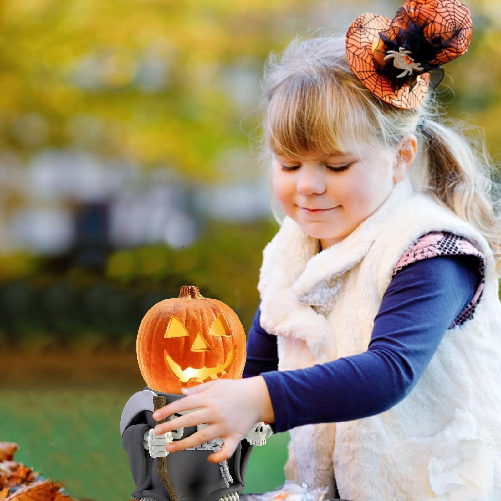 Czarujące dekoracje ogrodowe z bajki na Halloween z figurkami małych dyniowych rycerzy i ozdobami LED na choinkę