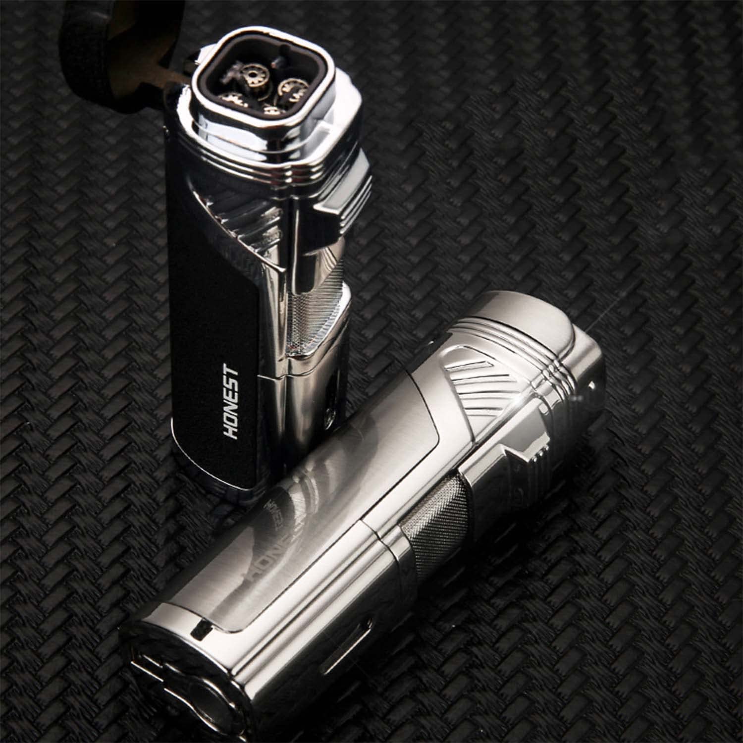 Briquet de Poche Puissant Briquet Au Butane Rechargeable Créatif à 4 Jets avec Fenêtre Visible Poinçon de Cigare pour Bougie Cheminée Camping Feux d'artifice Barbecue