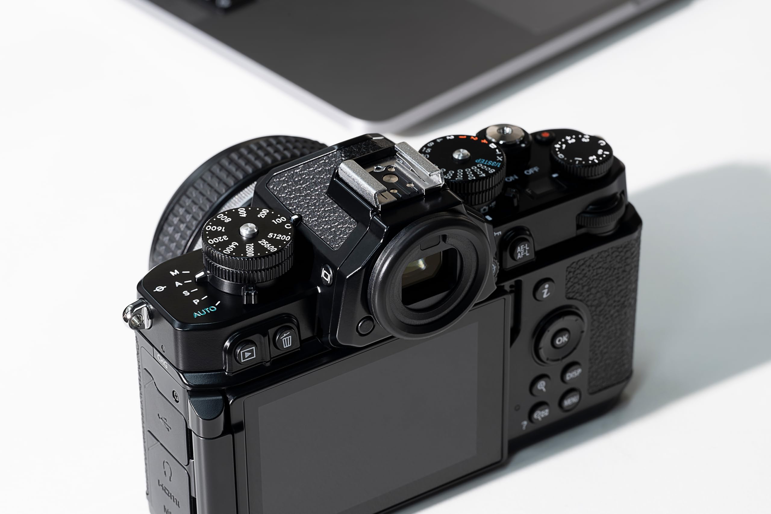 Nikon Zf body Mirrorless Full Frame con SD, 4K, nera, versione Nital | CMOS 24.5 MP, 4K UHD Camera Mirrorless full frame, design vintage, Lexar SD 128GB inclusa. 6 anni garanzia Nital