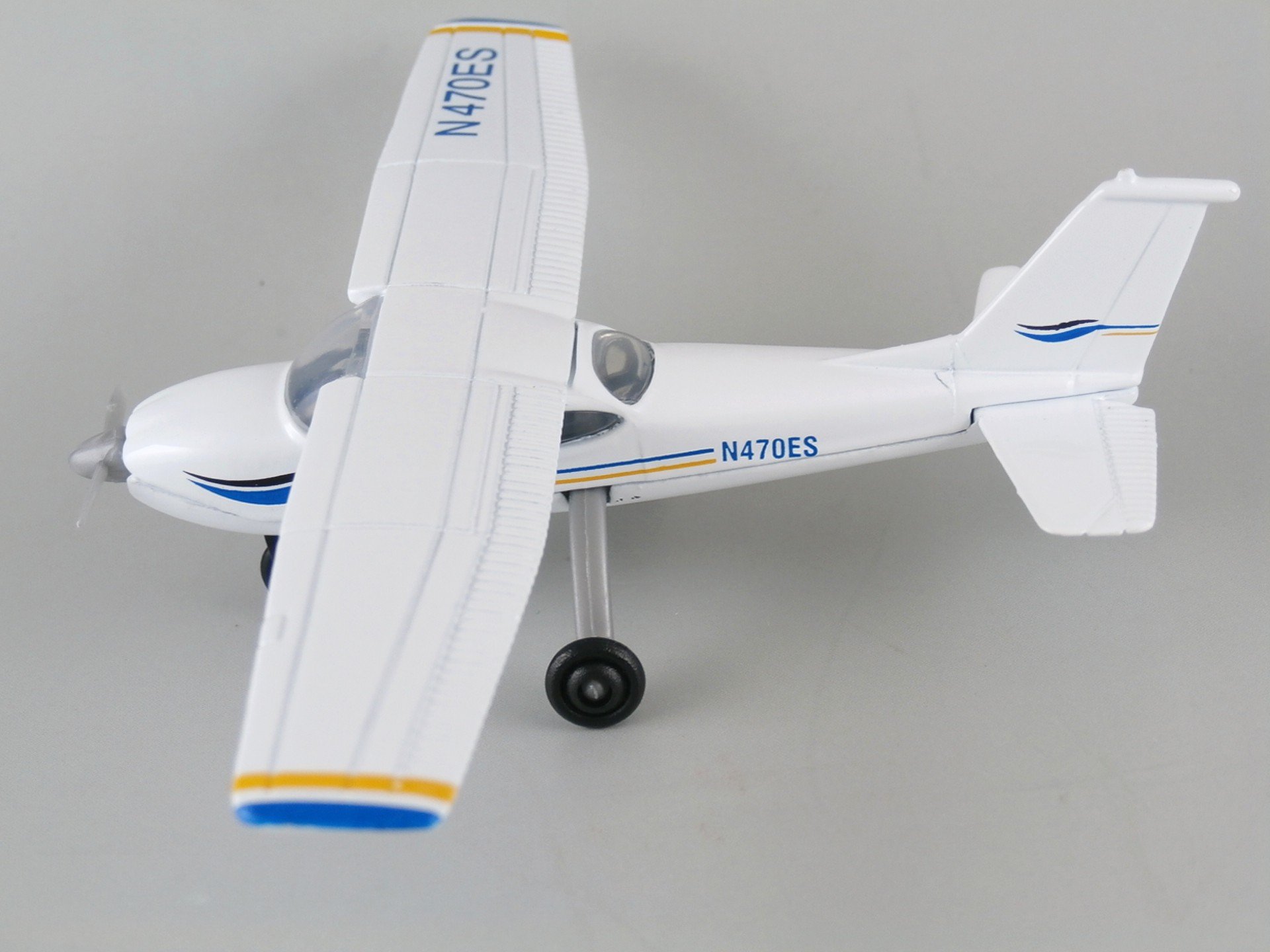 Amazon | Daron Hot Wings Cessna 172 Skyhawk in Blue / White