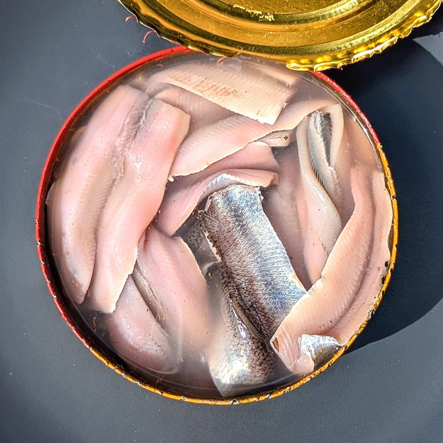 Challenge Box Surströmming - Hareng fermenté suédois + apéro récompense - Défi extrême entre amis - BienManger.com