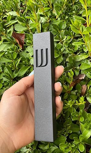 Miniatura 15 de A&S Mezuzot Moderna funda de mezuzá de hormigón con pergamino, fácil de despegar y pegar Mezuza (gris + espinilla grabada, 5 pulgadas)