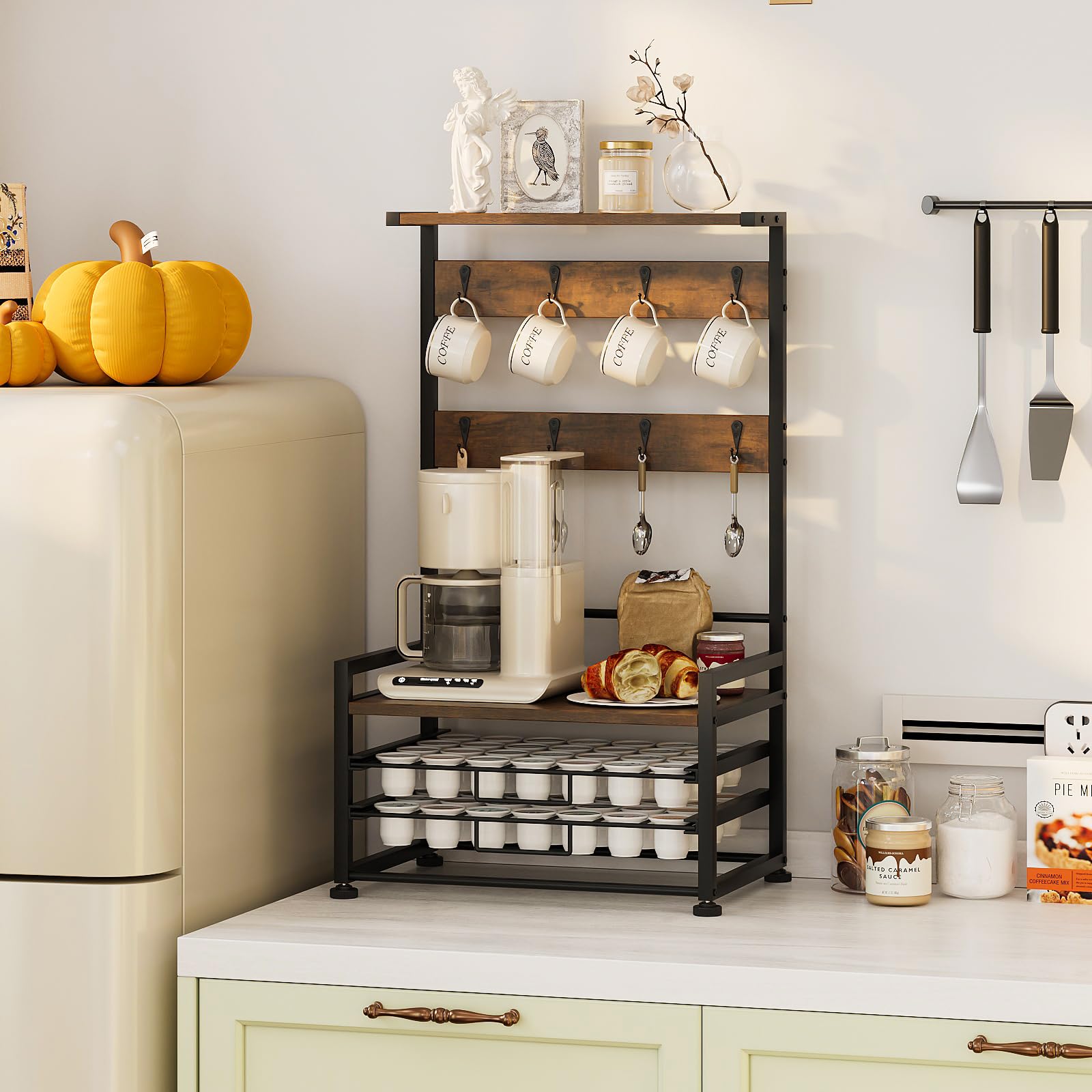 Soporte para cápsulas de café de 3 niveles con cajón para 56 cápsulas, 8 ganchos para tazas, jarabe y especias, estante para cocina, cafetería, oficina, encimera, marrón