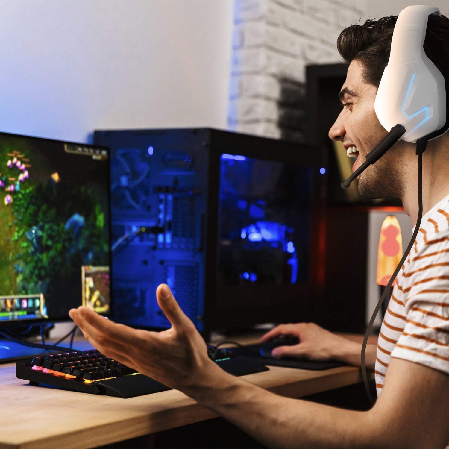 Orzly Auriculares Gaming Compatible con PS5, PS4, PC, Xbox, Nintendo Switch, con microfono, Sonido Premiun RGB Luz LED, cancelación de Ruido - Hornet RXH -20 Siberia Edicion