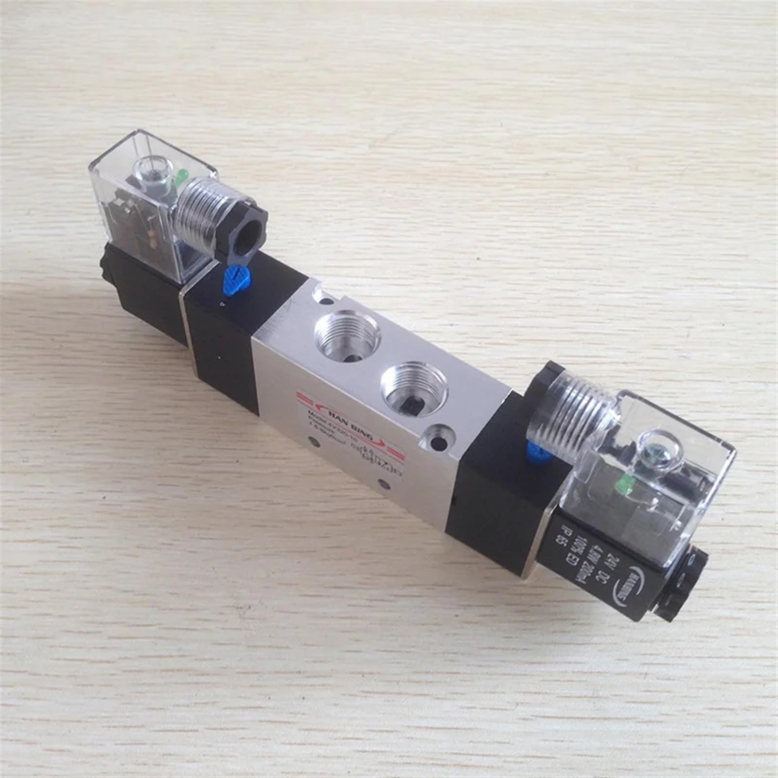 Válvula de control neumático 4V320-08/10 con alimentación DC 24V y doble solenoide