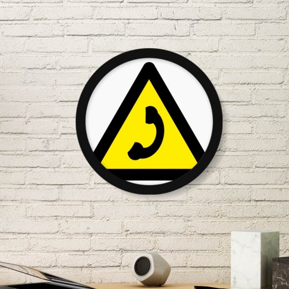 Triangle jaune d'avertissement appel interdit pour stopper le bruit ambiant