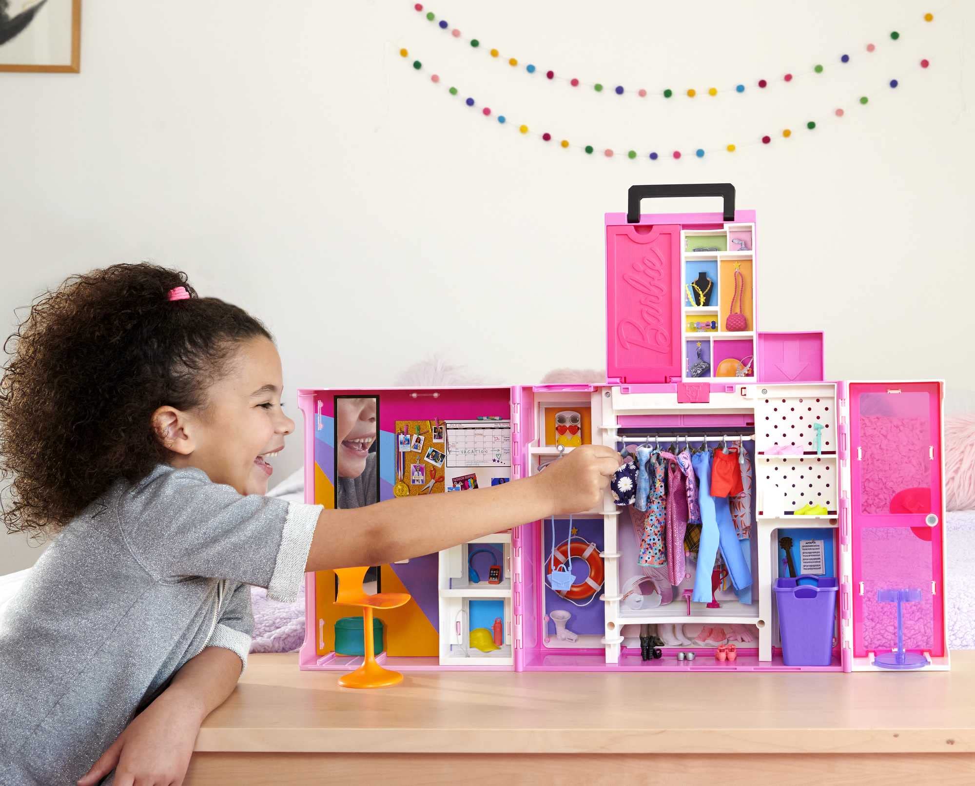 Barbie - Armadio dei Sogni, playset largo 60cm con 15 aree per riporre gli accessori, include specchio, scivolo per biancheria e 35 outifit per creare 400 look, giocattolo per bambini, 3+ anni, HBV28