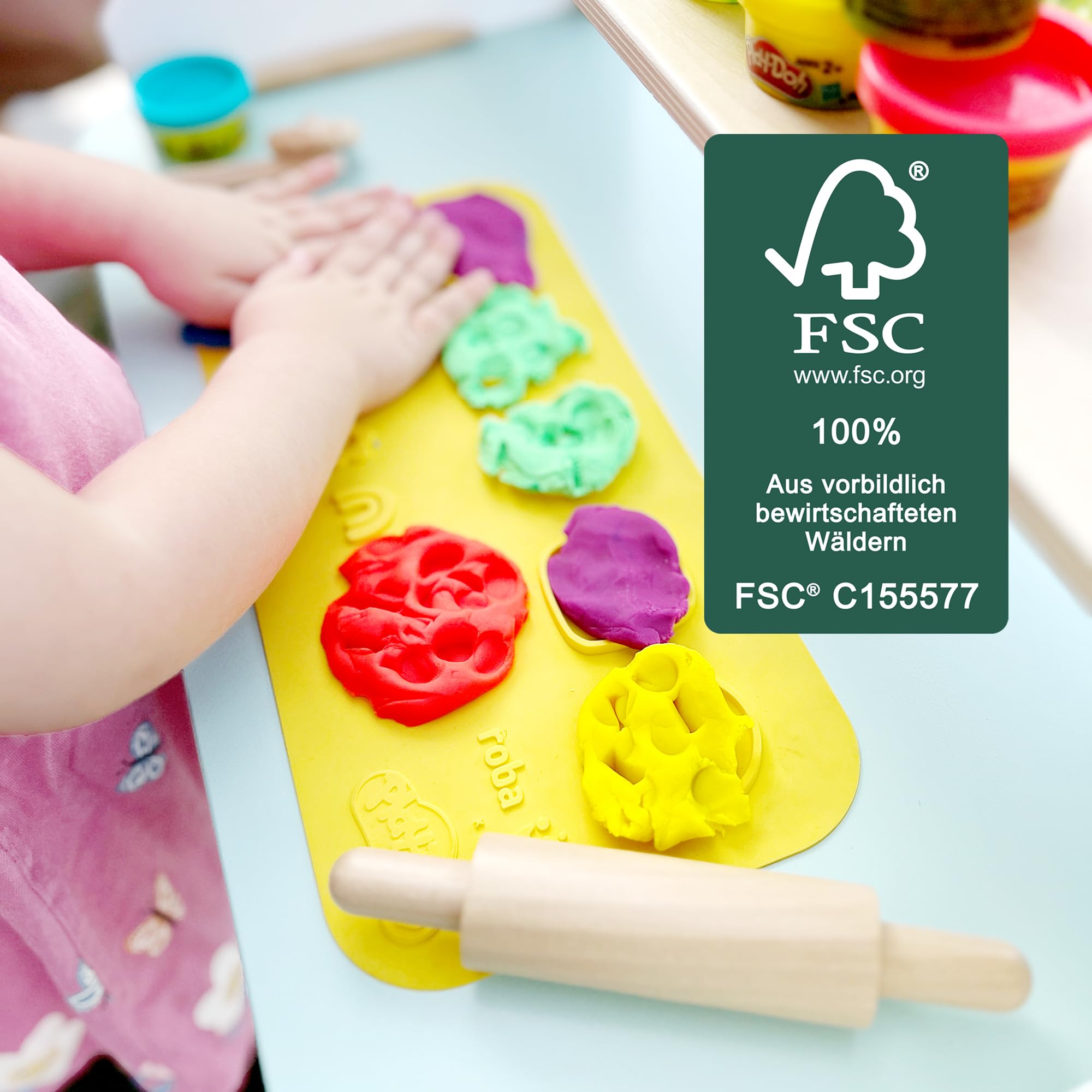 roba x Play-Doh Gelateria - Giocattolo in Legno Certificato FSC - 12 Barattoli di Plastilina, Attrezzi in Legno, Grembiule e Tappetino 3D - da 3 Anni