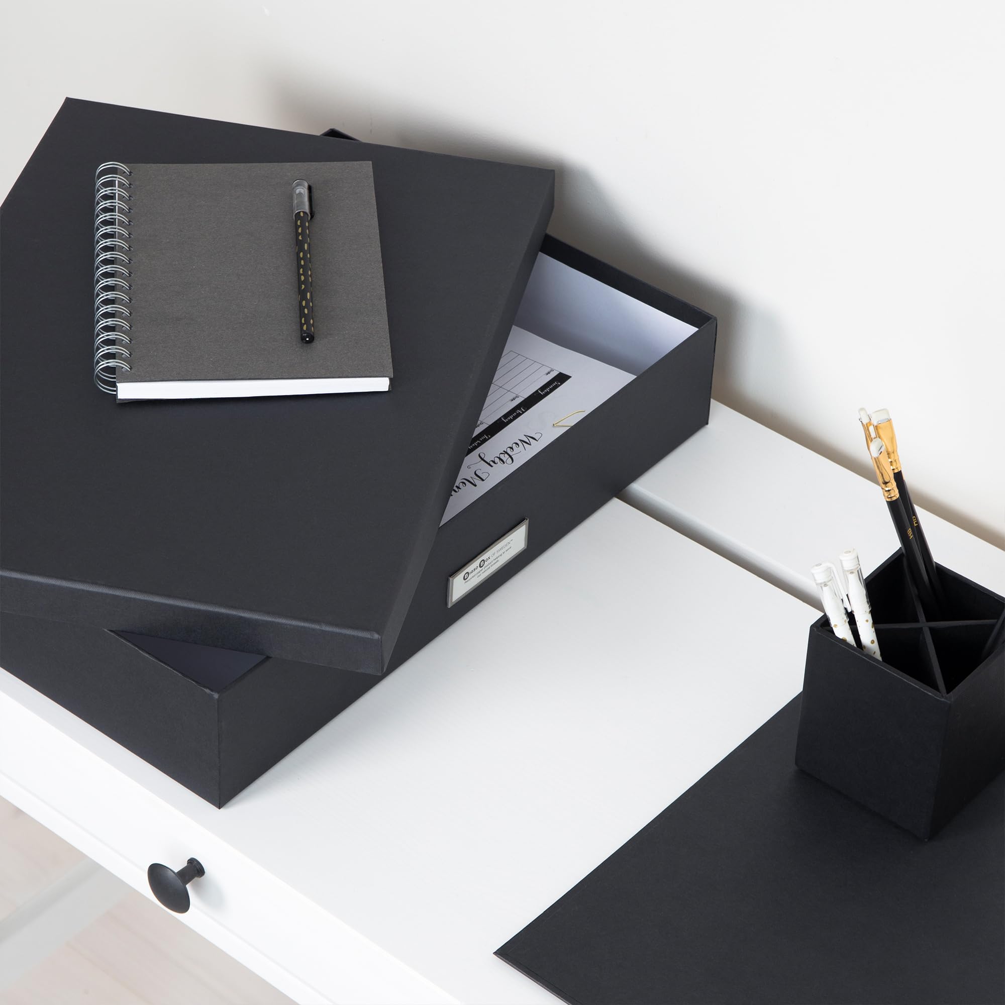 BIGSO SVERKER Dokumentenbox A3 – Aufbewahrungsbox mit Deckel und Griff – Schreibtischablage für Unterlagen, Skizzen & Dokumente – Archivbox aus recycelter Faserplatte und Papier – dunkelgrau