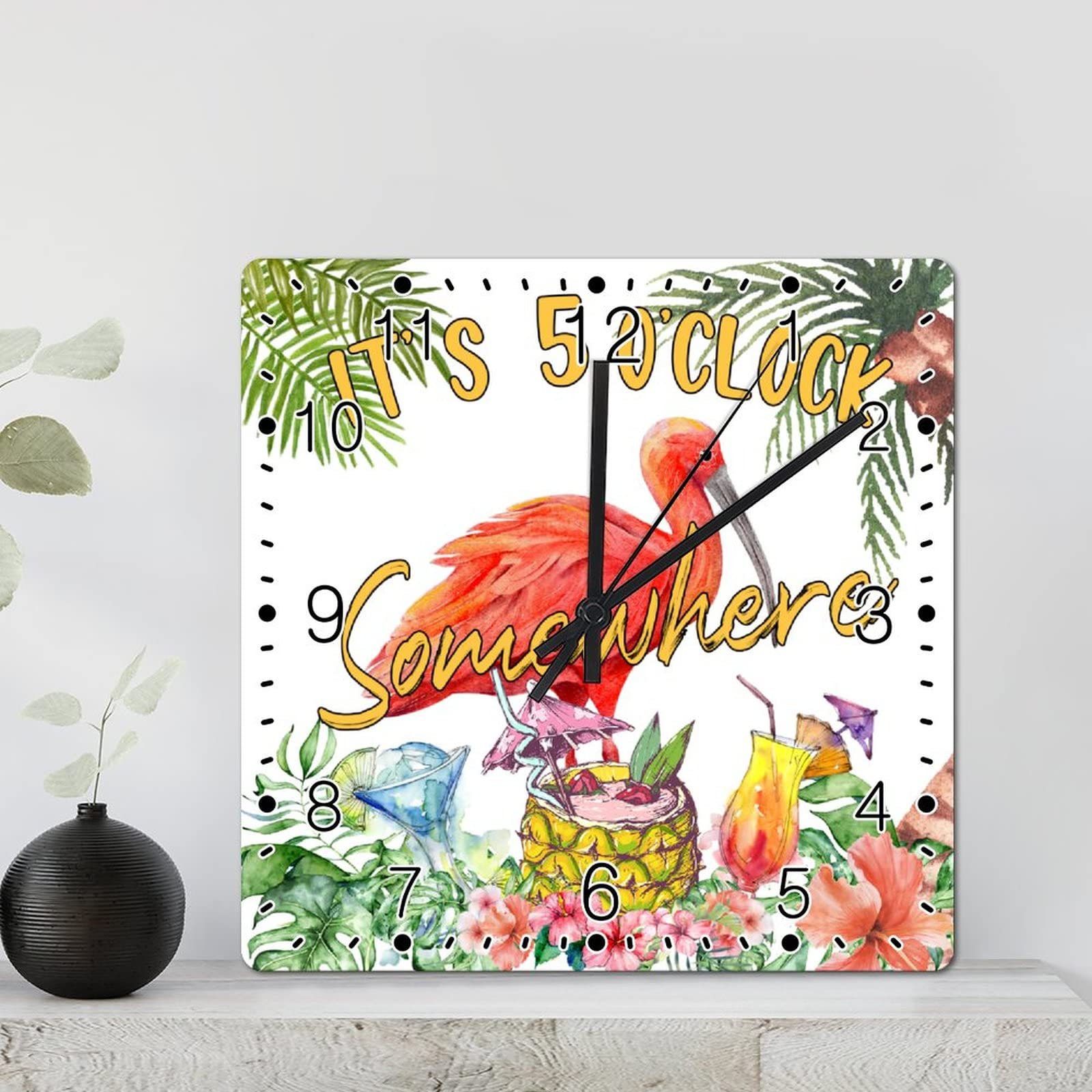 Horloge de plage carrée et tropicale pour un salon lumineux