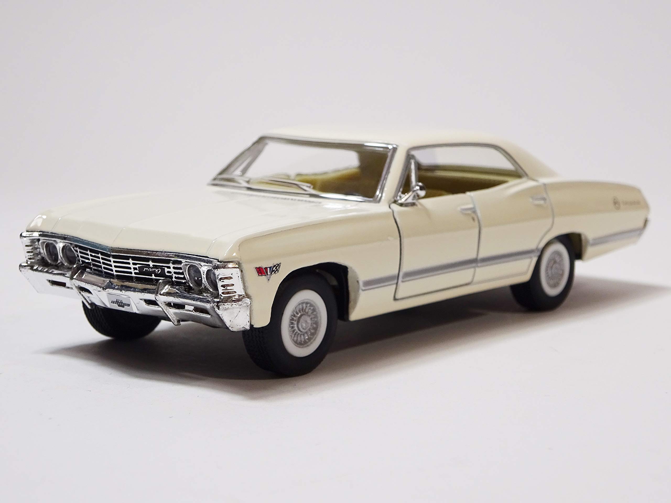 Amazon | キンスマート シボレー インパラ(1967) ホワイト 1/43