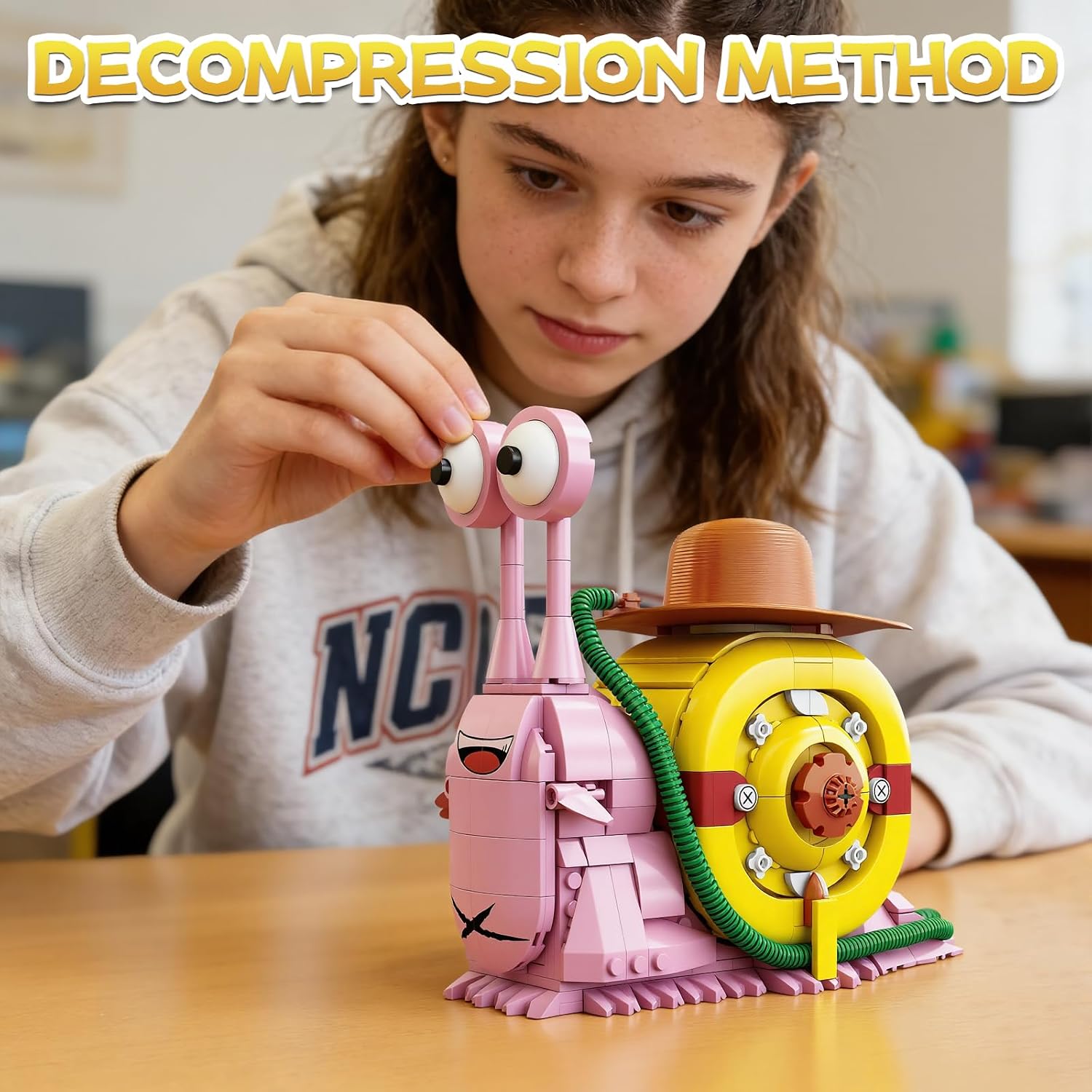 Transponder Snail Building Block Set 573 Pcs Anime Pirate Phone Bug Model Kit for Adults & Teens Straw Hat Hero Communicator Building Set Home Office Desk Aesthetic Decor Display Gift