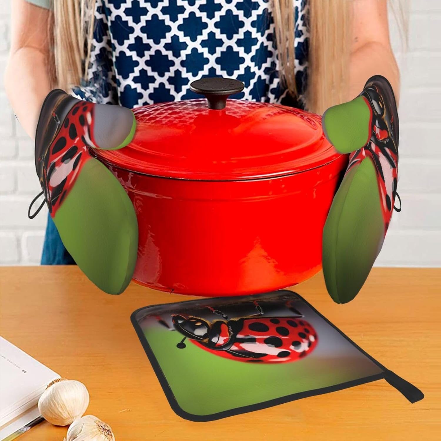 Red Ladybug Pattern Print Heat Resistant Microwave Gloves, Used for Baking, Cooking, and Fashion Kitchen Essentials