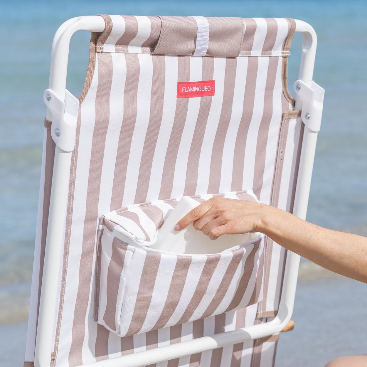 Flamingueo Silla Playa Plegable - Reclinable 5 Posiciones - Bolsillo Insulado Frío - Bolsillo para Móvil - Asas Mochila - Almohada Ergonómica - Aluminio y Poliéster - Beige