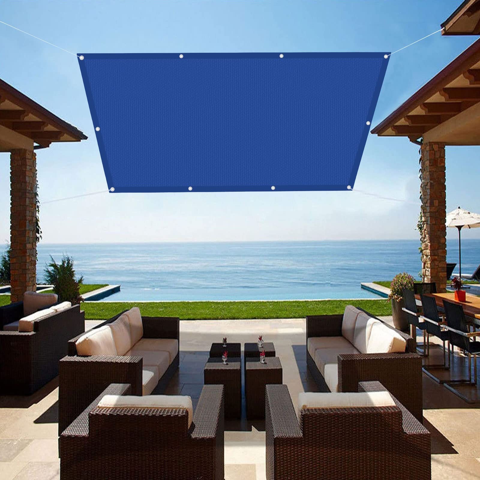 Voile d'ombrage de terrasse bleu foncé pour repas d'été à l'abri du soleil