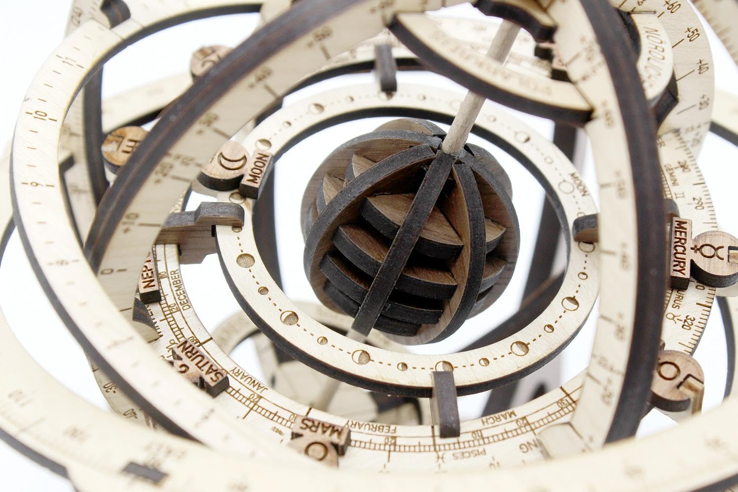 Bausatz Armillarsphäre Deluxe: Detaillierter Holz-Modellbausatz Einer funktionsfähigen Armillarsphäre in der hochwertigen Deluxe Edition.