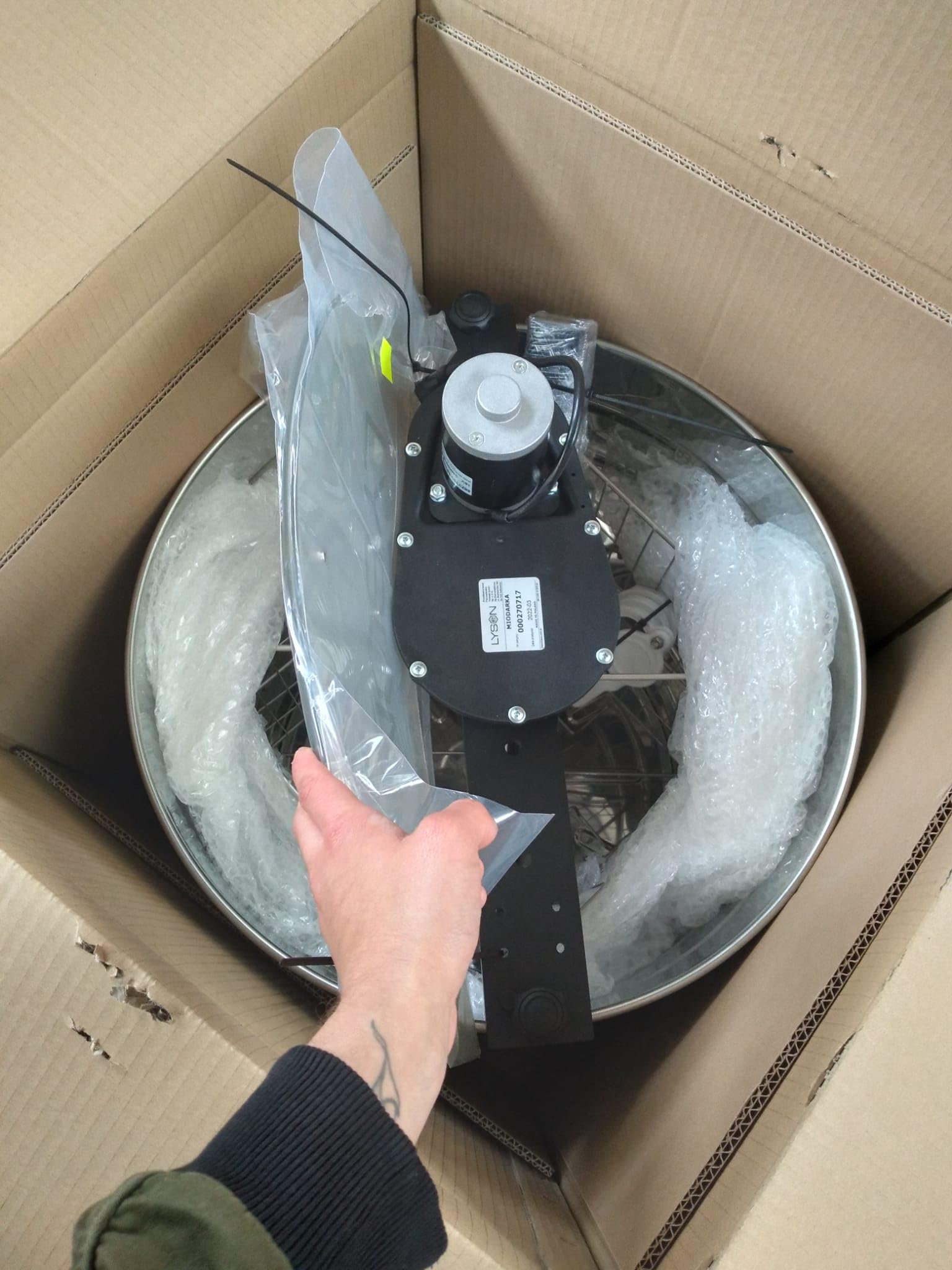 LYSON Miodarka 4-plastrowa diagonalna elektryczna 230V Ø600 kosz uniwersalny – BASIC LINE 6/4"napęd ręczny blacha nierdzewna kwasoodporna silnik 24V/120W zasilanie 230V