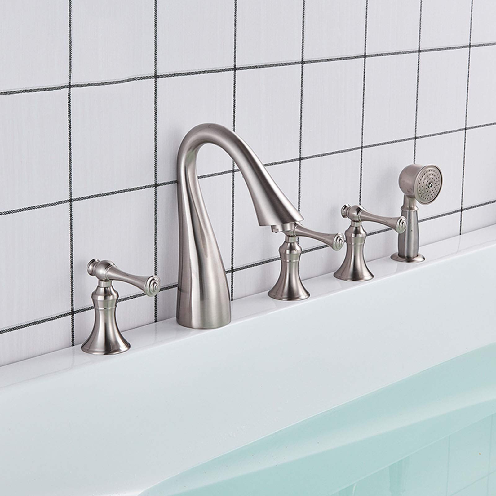 Mitigeur de baignoire noir avec ensemble douche à main et colonne pluie sur pont