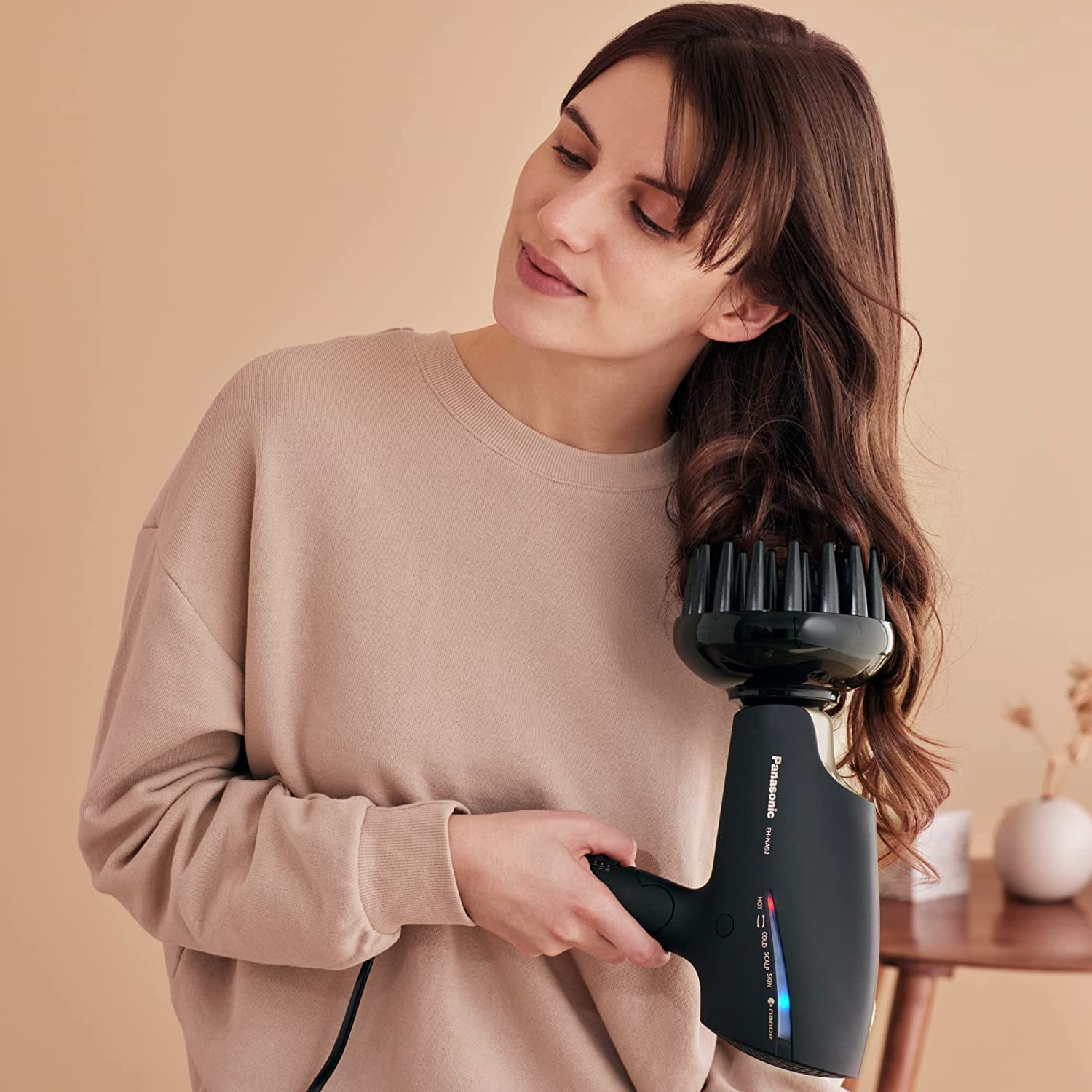 Panasonic EH-NA9J-N895 Sèche-cheveux pliable avancé avec diffuseur, technologie nanoe et double minéral - Réduit les frisottis, les dommages et les pointes fourchues, noir et champagne doré