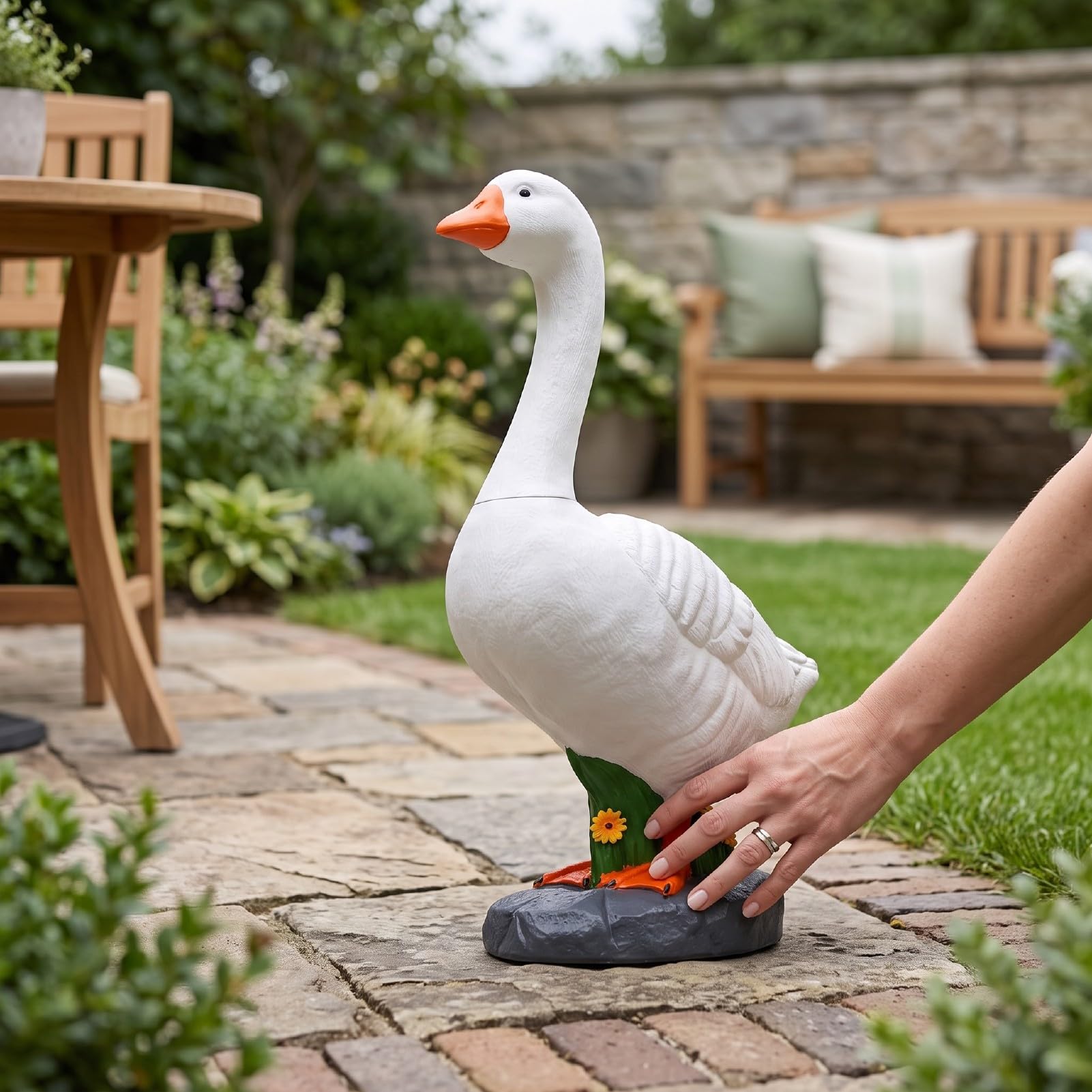 Oca da Giardino 58cm, Decorazione in Resina per Prato