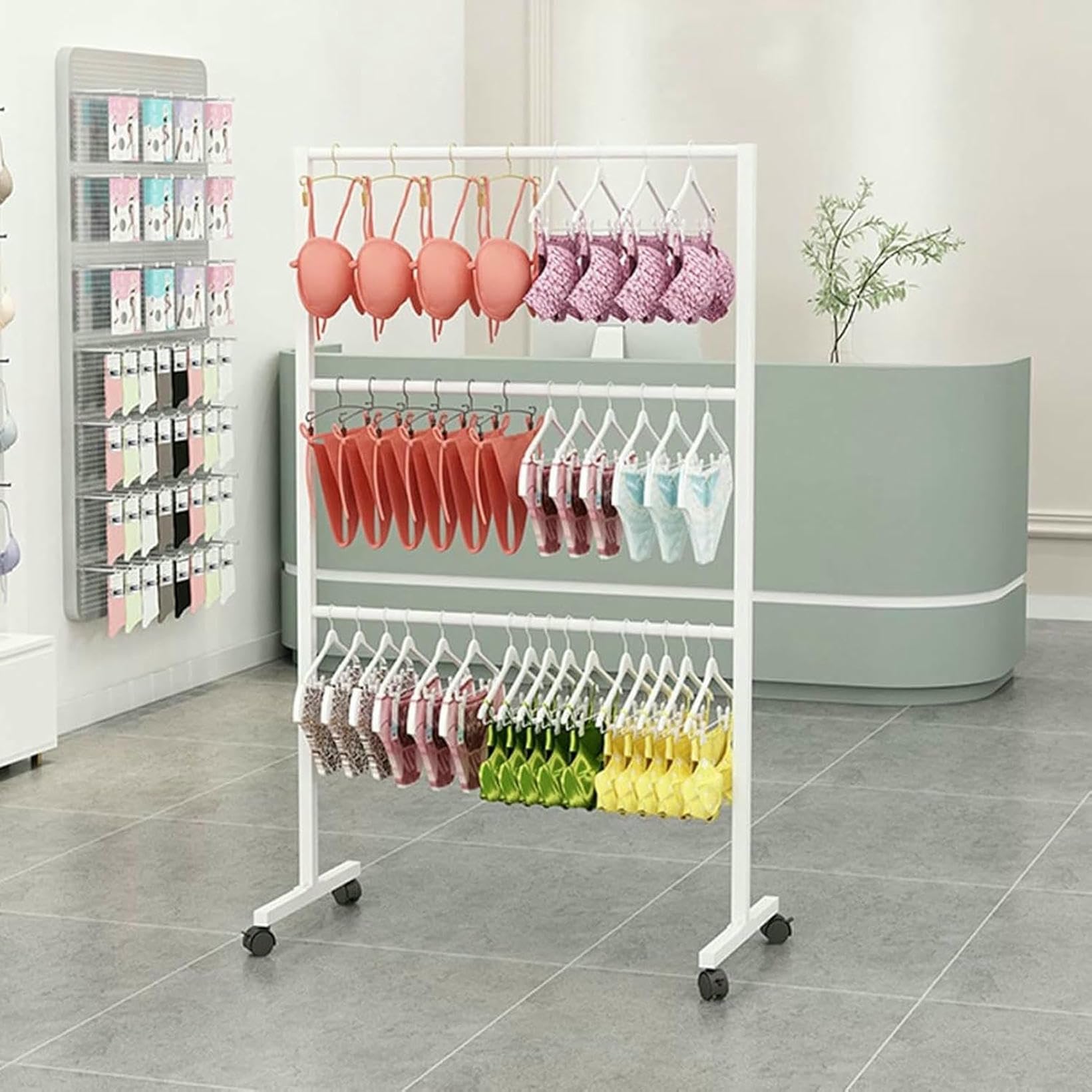 Étagères pour magasins de vêtements avec portant indépendant