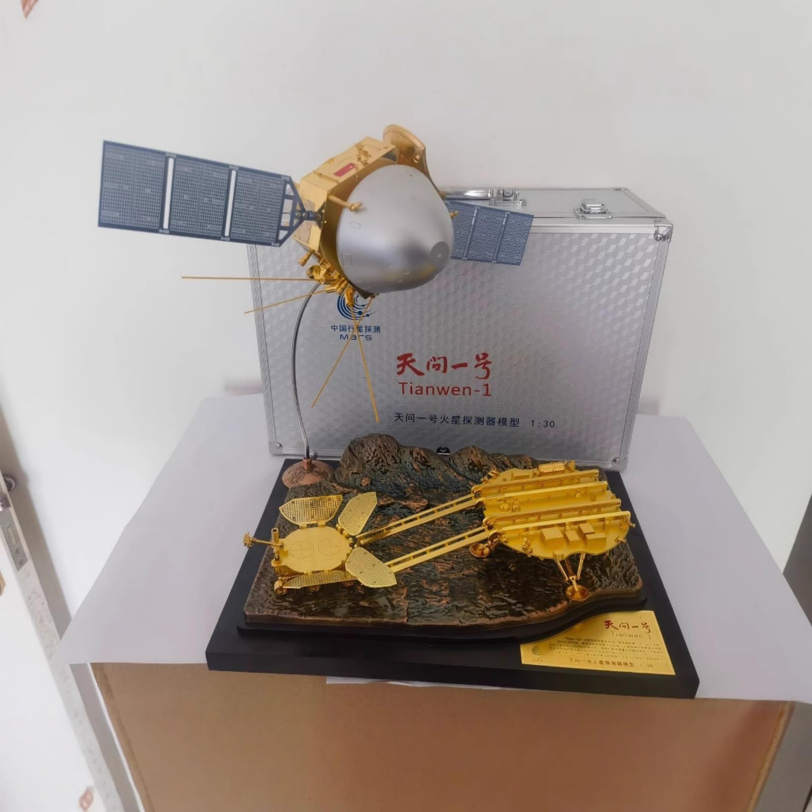 1/30 Scale China Tianwen-1 Mars Rover Exploration Spacecraft Model Alloy Aviation Satellite Model Diecast Plane Model for Collection