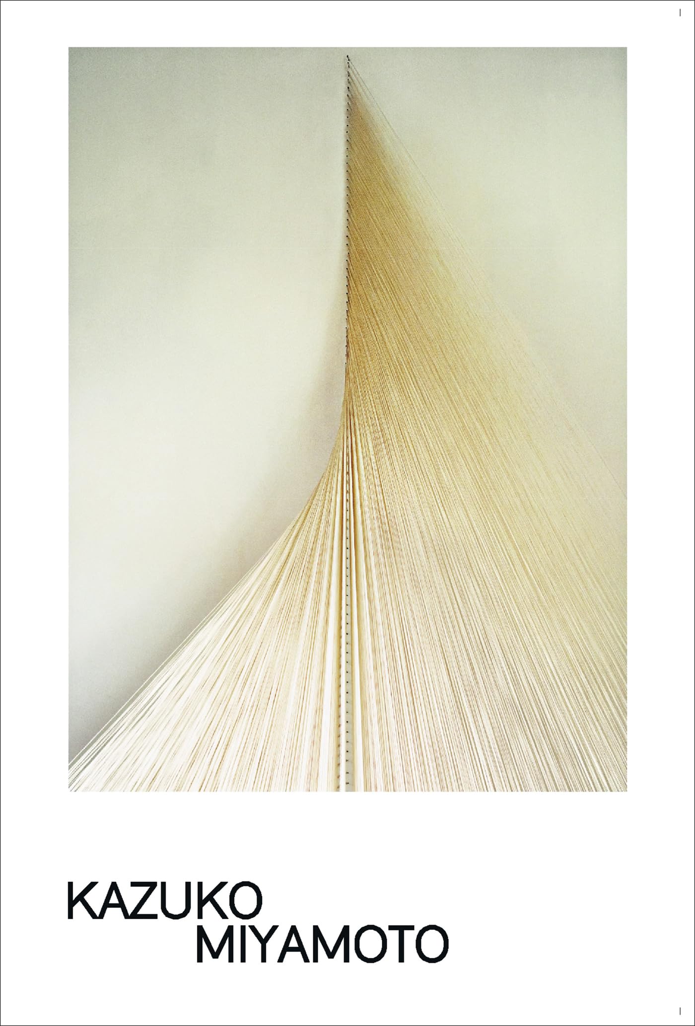 Kazuko Miyamoto œuvre d'art minimaliste en fil pour exposition galerie