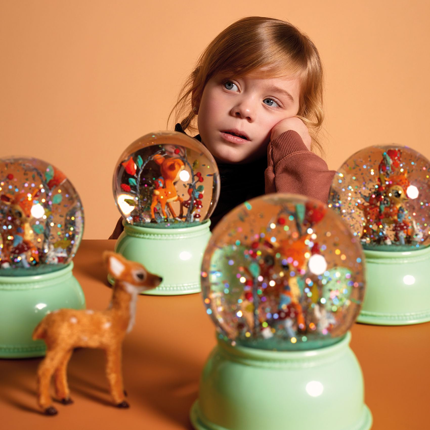 DJECO, Veilleuse Enfant Boule à Neige, Faon, Vert | Confort Apaisant pour Sommeil, Minuterie 45 Min, Moteur Silencieux, Lumière Changeante, Idéal Cadeau Naissance