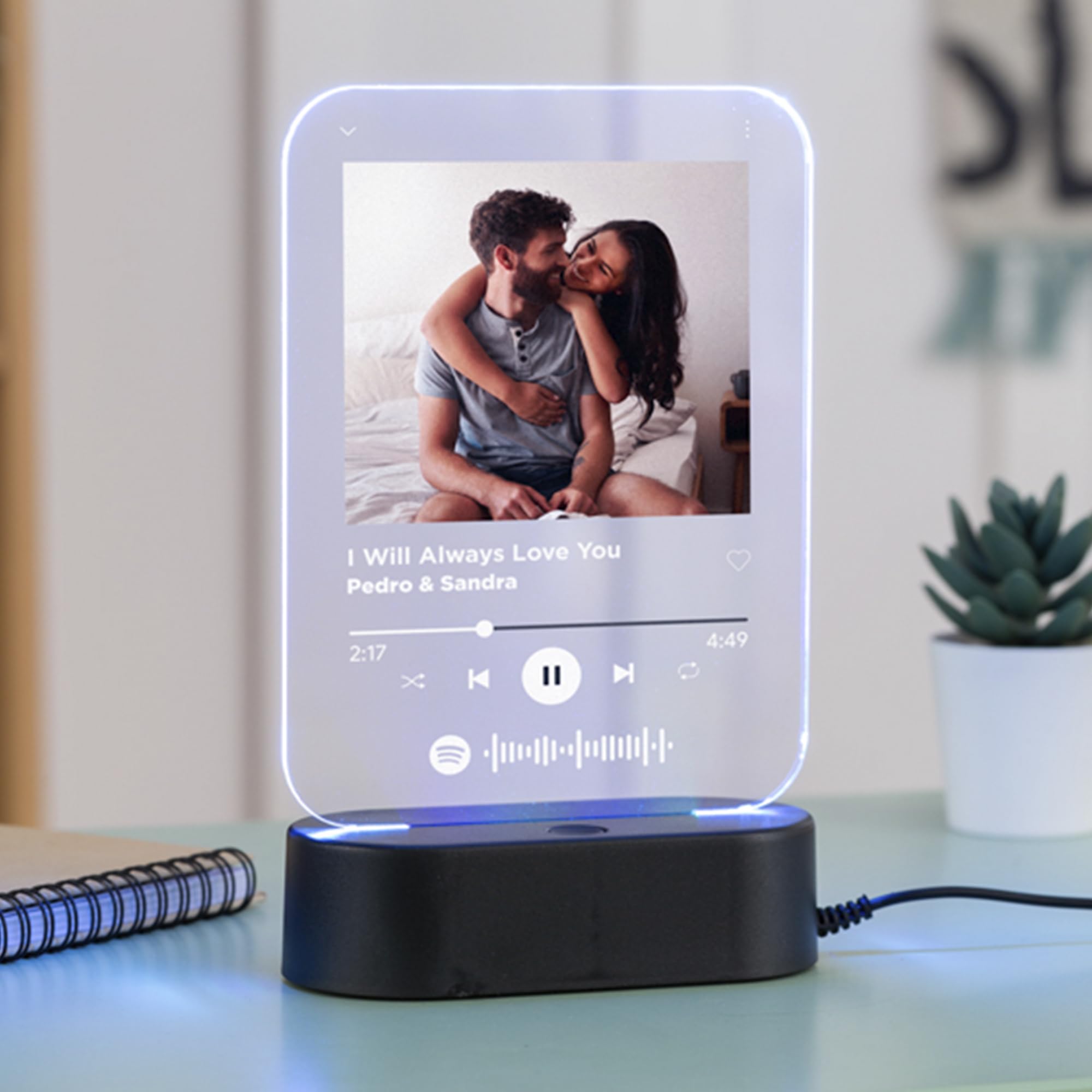 Made in Gift Lámpara de Metacrilato Personalizada con Foto, Texto y Código Spotify con Base Negra con Luces con Cable USB como Regalo Original