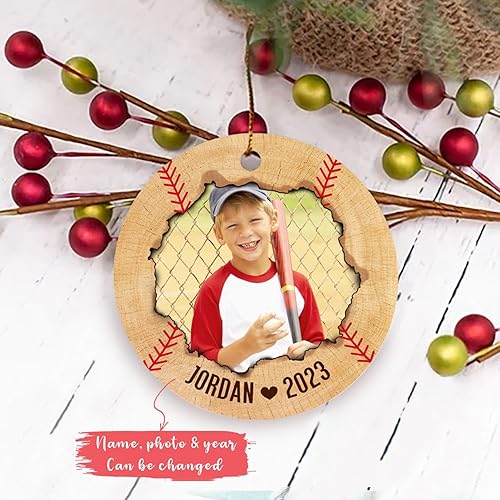 Vista 2 de Adorno de Navidad personalizado con imagen de jugador de béisbol para niños y niñas, adorno de béisbol con foto con nombre personalizado, regalos