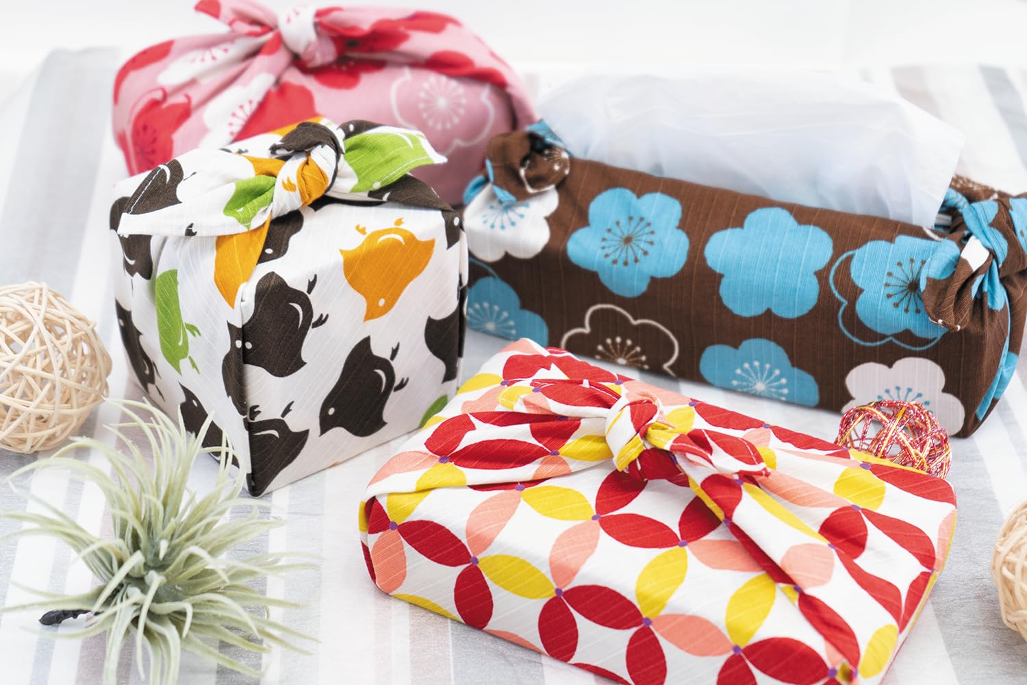 Amazon.com: Waraku Fuuka Japanese Reusable Furoshiki Fabric Bento