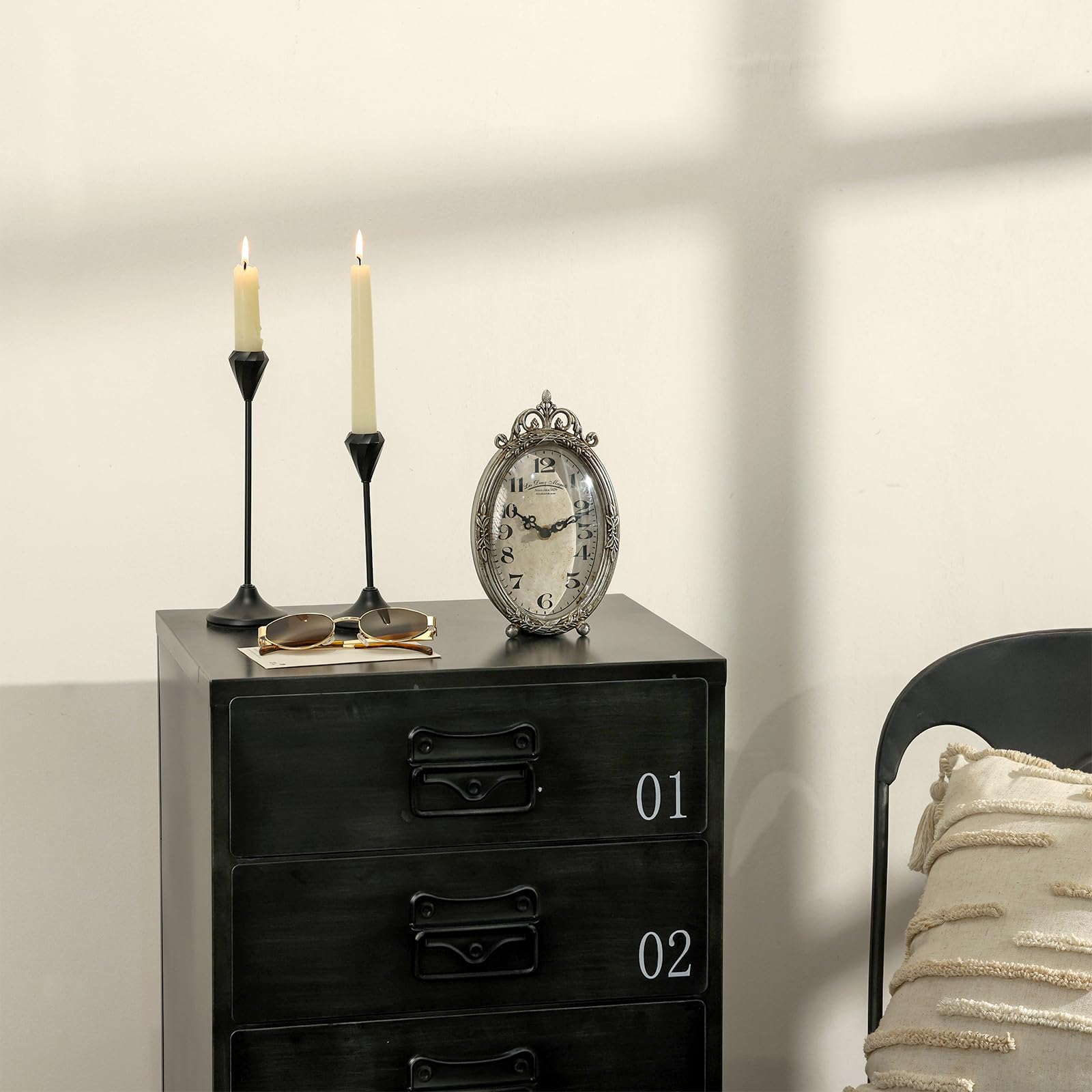 Nikky Home Vintage-Tischuhr, leise, Nicht tickend, batteriebetrieben, Schreibtischregal, Kaminsims, kleine Metall-Uhr für Wohnzimmer-Dekoration, Retro-Silber