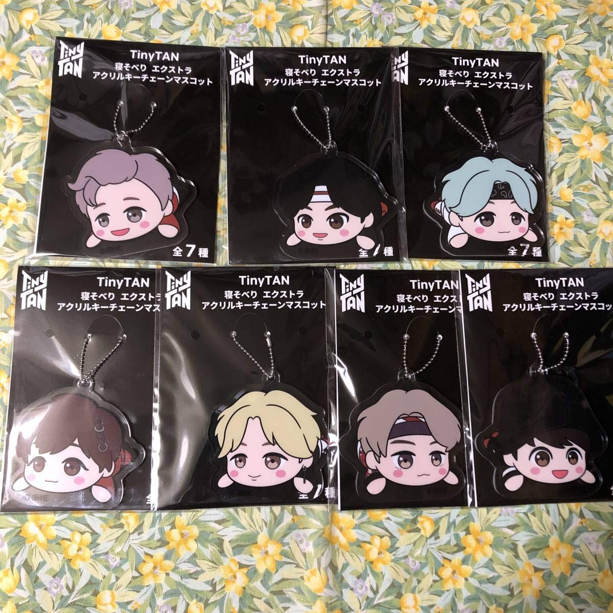 Amazon.co.jp: TinyTAN 寝そべりエクストラアクリルキーチェーン