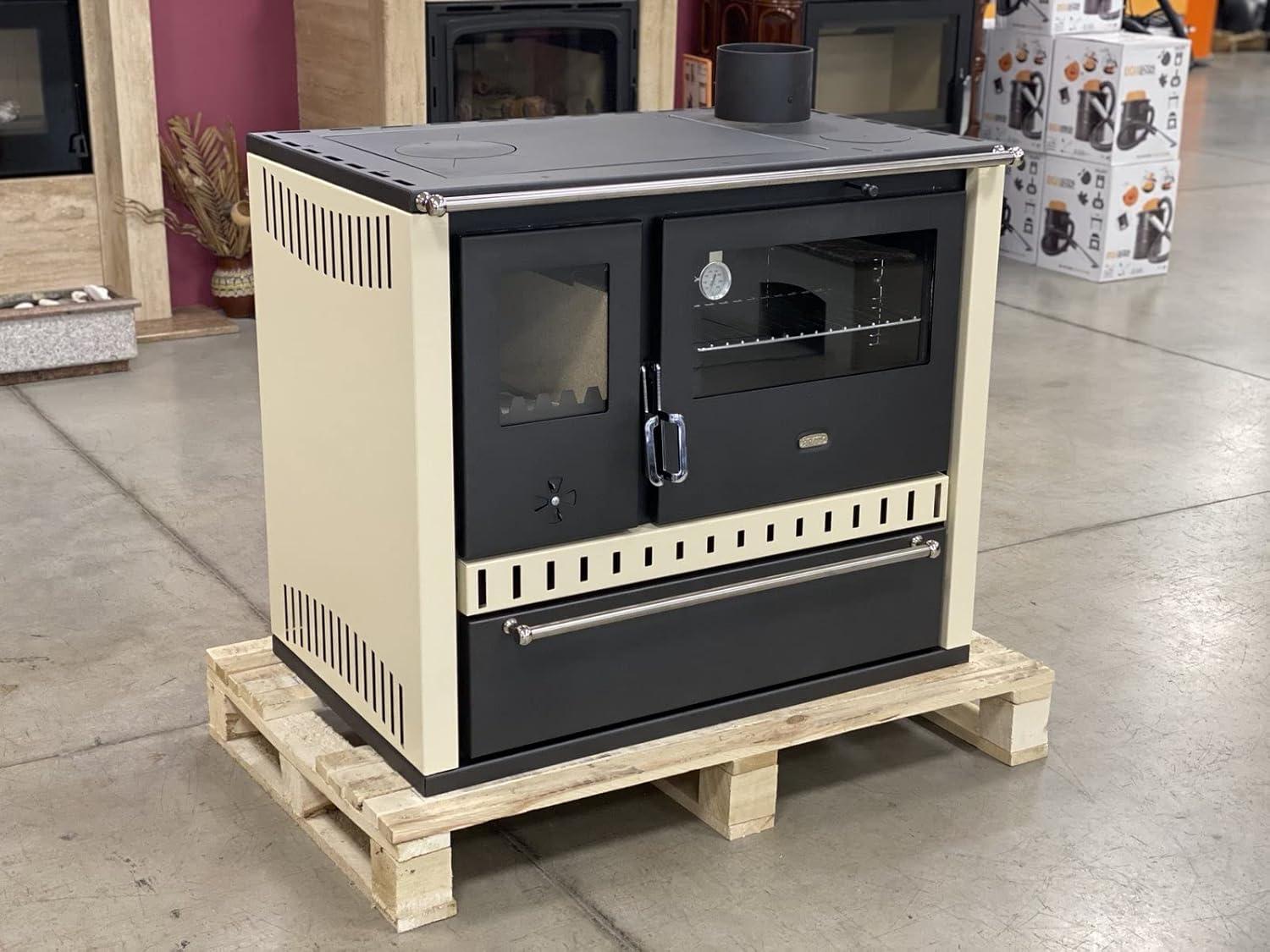 Açılı ön-sol view of the Prity GT FS S DR wood stove with oven.