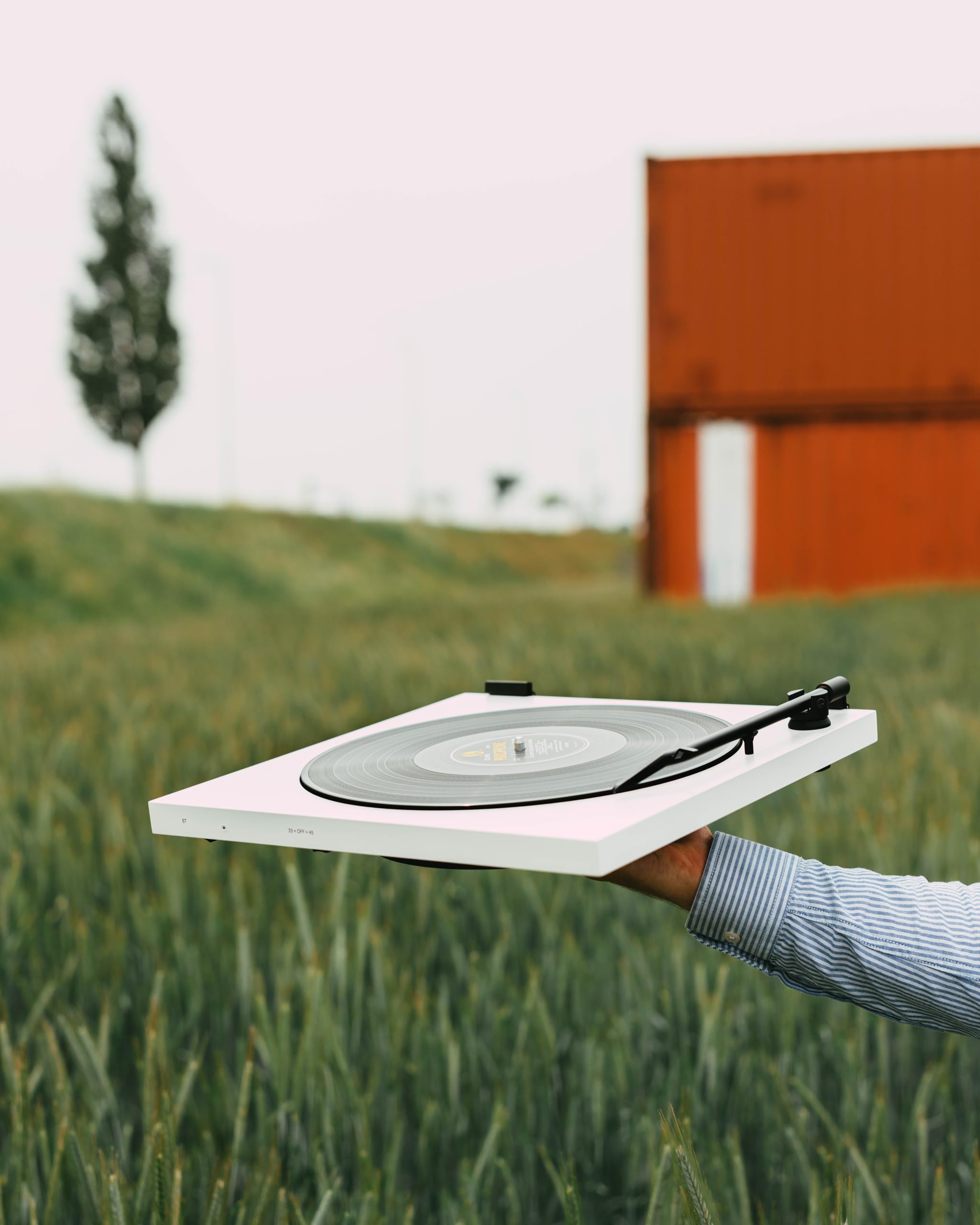 Tone Turntable – minimalistyczny gramofon z Bluetooth, wbudowanym przedwzmacniaczem fono, kompatybilny z każdym głośnikiem Bluetooth, napędem pasowym, Tone Factory - Made in Europe (biały)